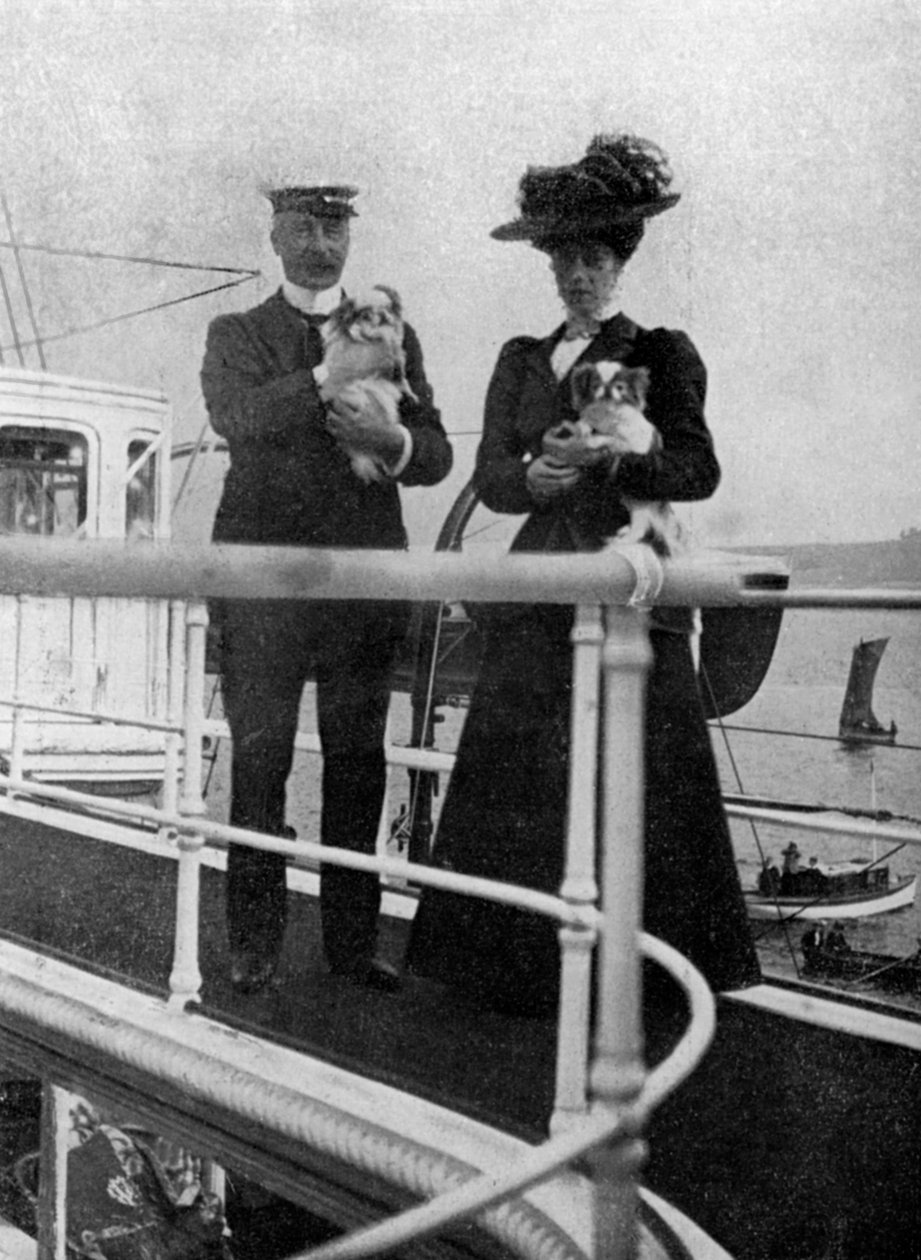 Prinsessa Victoria 1868-1935 Queens-koirien kanssa, 1908. tekijältä Queen Alexandra