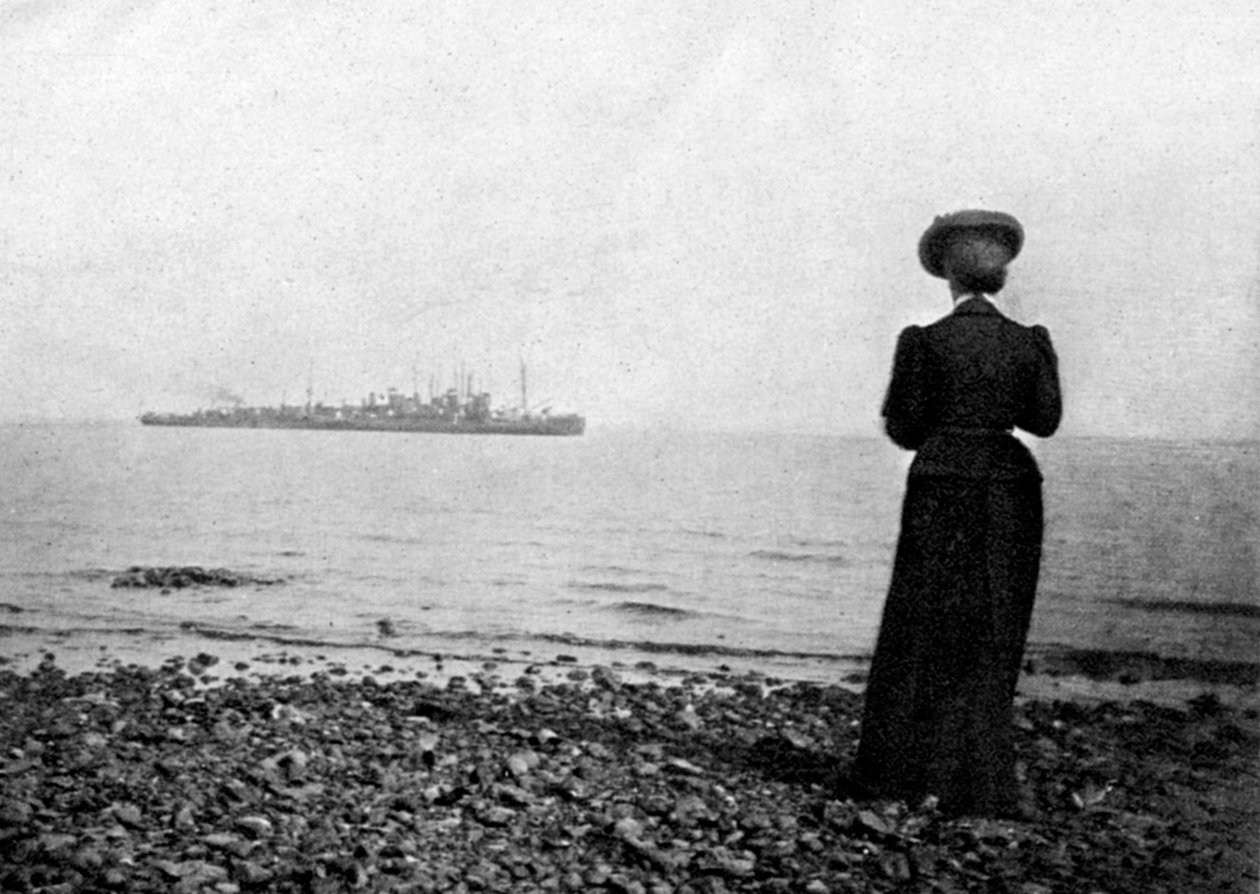 Keisarinna Maria Feodorovna katselee tanskalaista laivaston alusta Hvidovren edustalla Tanskassa, 1908. tekijältä Queen Alexandra