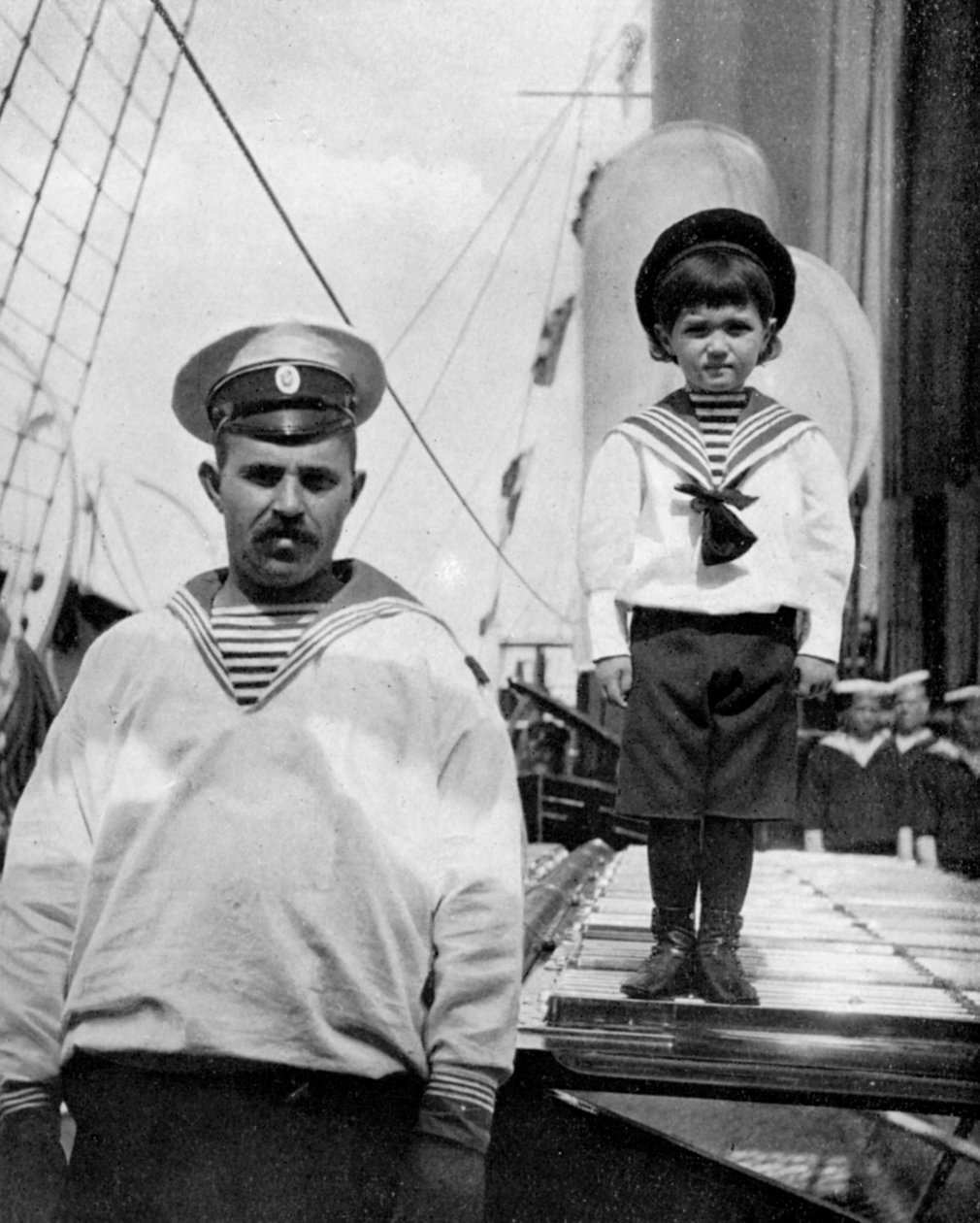 Pieni Caesarevitch merimiesystävänsä kanssa, 1908. tekijältä Queen Alexandra