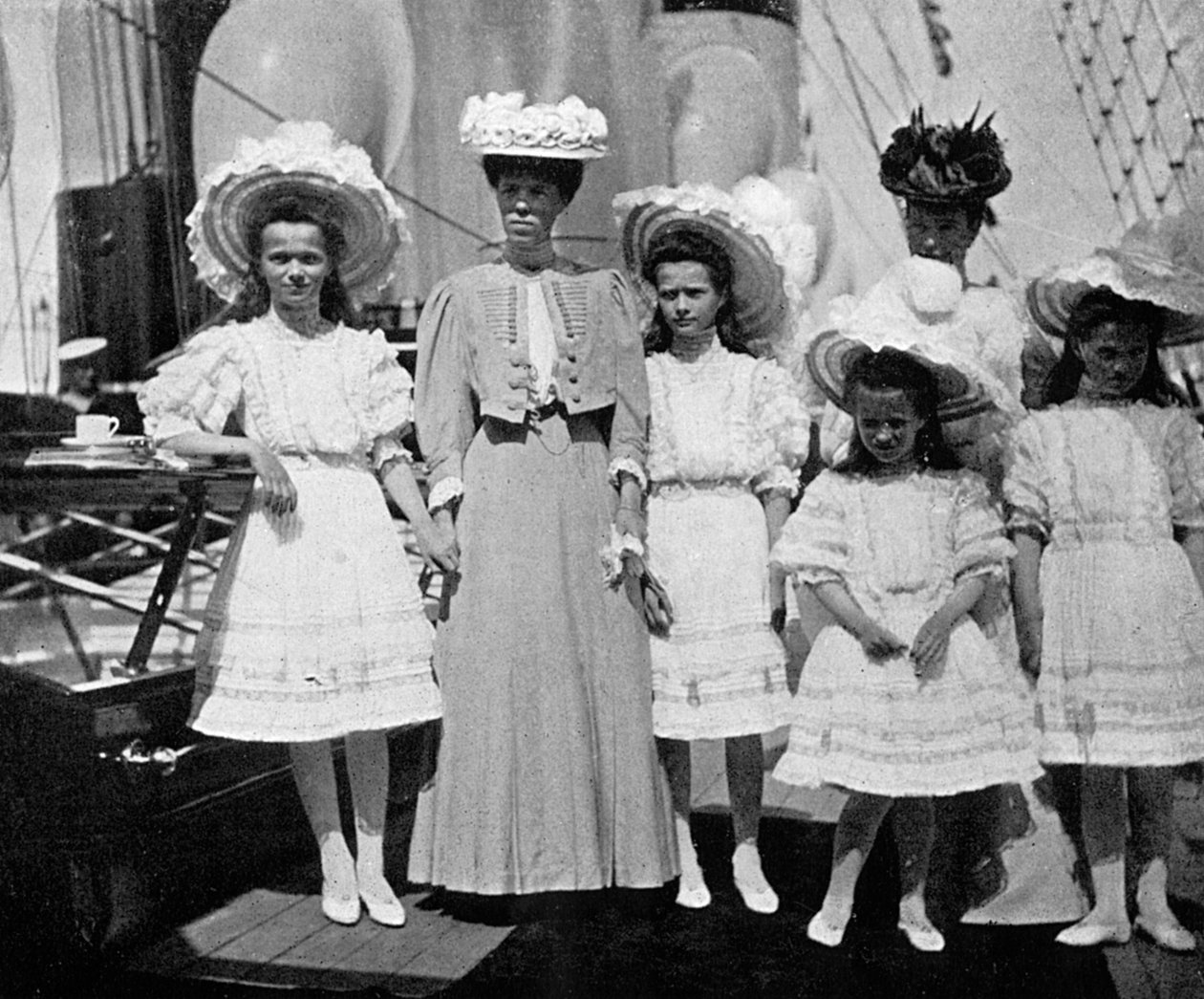 Venäjän tsaari Nikolai II:n äiti, sisar ja lapset 1868-1918, 1908. tekijältä Queen Alexandra