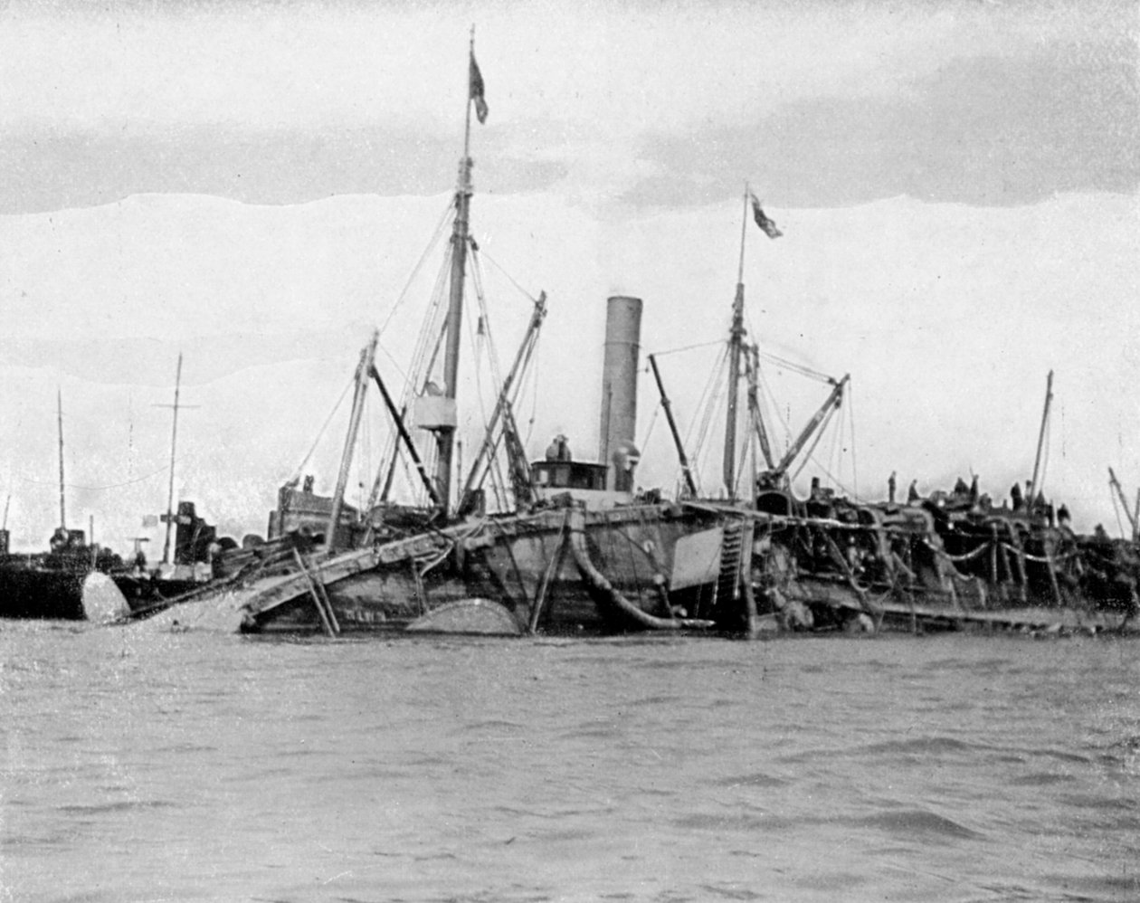 HMS Gladiatorin nostaminen, 1908. tekijältä Queen Alexandra