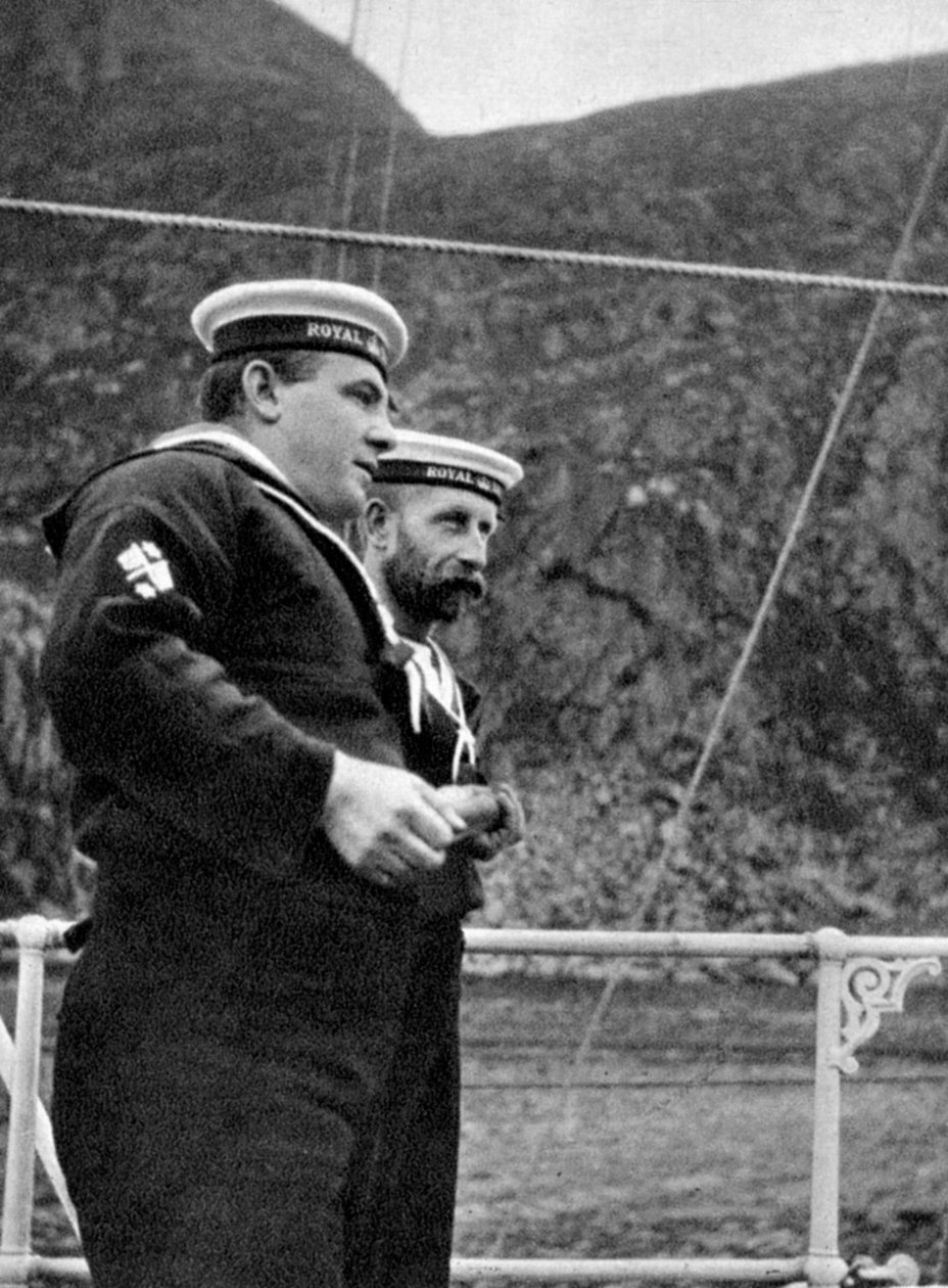 Kaksi merimiestä kuninkaallisella jahdilla Norjan rannikolla, 1904 1908. tekijältä Queen Alexandra