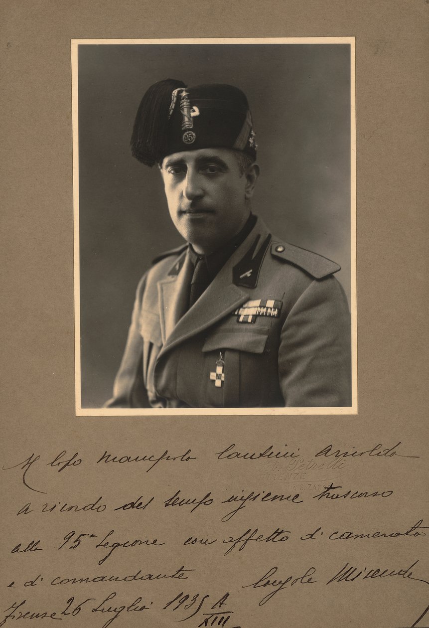 Albumi "MVSN- Blackshirts": Miliisin konsoli univormussa, 07/1935 (b/w kuva) tekijältä R. Petrelli