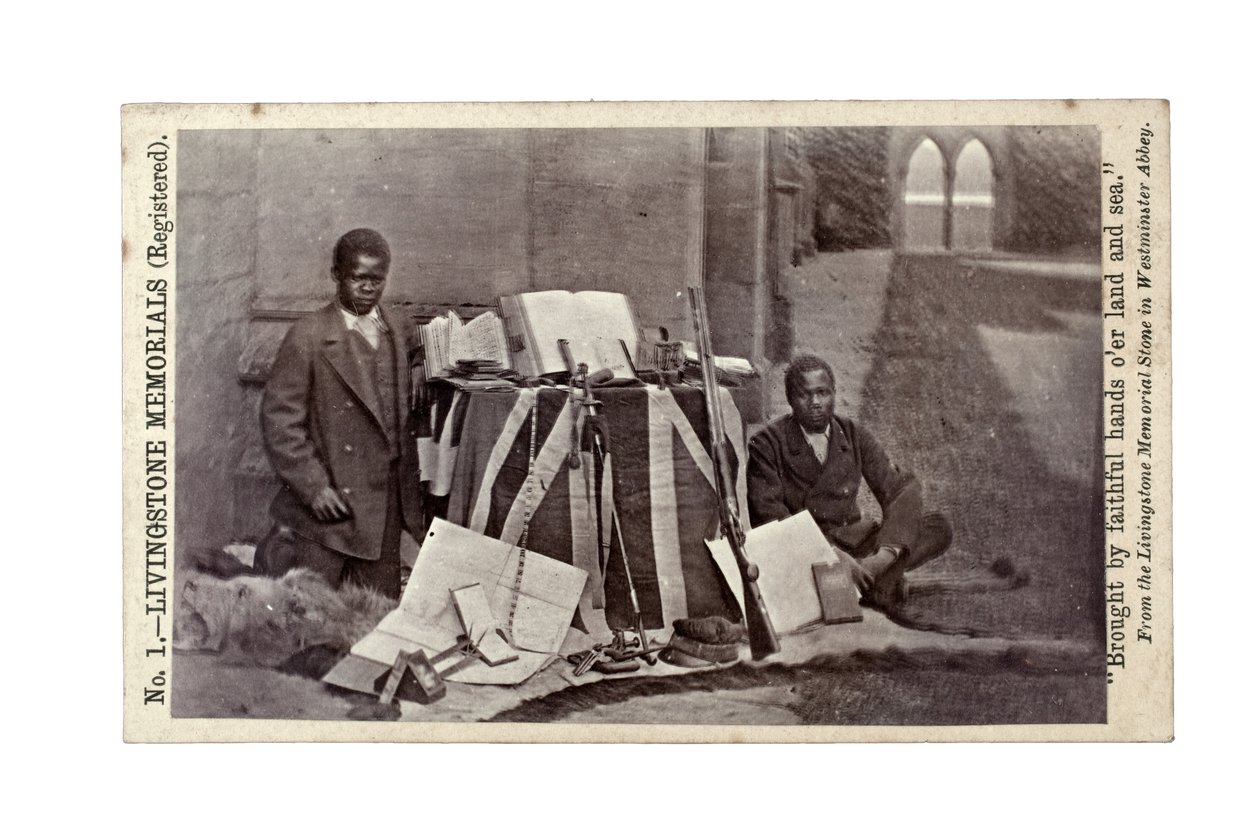 James Chuma ja Abdullah Susi David Livingstonen esineiden kanssa, Newstead Abbey, Englanti, kesäkuu 1874 (albumiprintti) tekijältä R. and Son Allen
