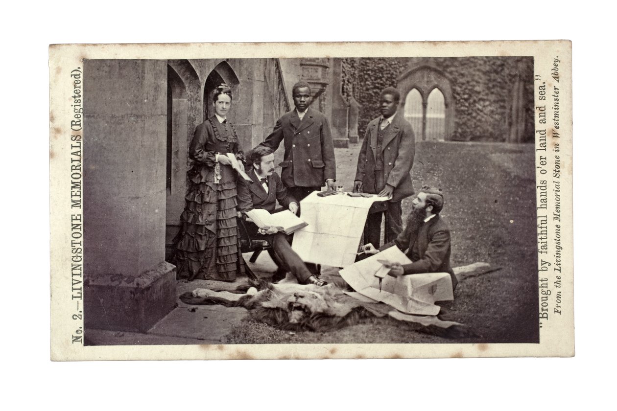 Tom ja Agnes Livingstone, Abdullah Susi, James Chuma ja Horace Waller, Newstead Abbey, Englanti, kesäkuu 1874 (albumiprintti) tekijältä R. and Son Allen
