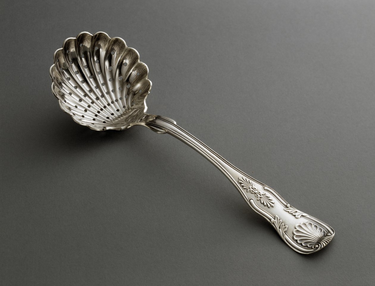 Lävistetty kauha, c. 1825-1846 (hopea) tekijältä R. and W. Wilson