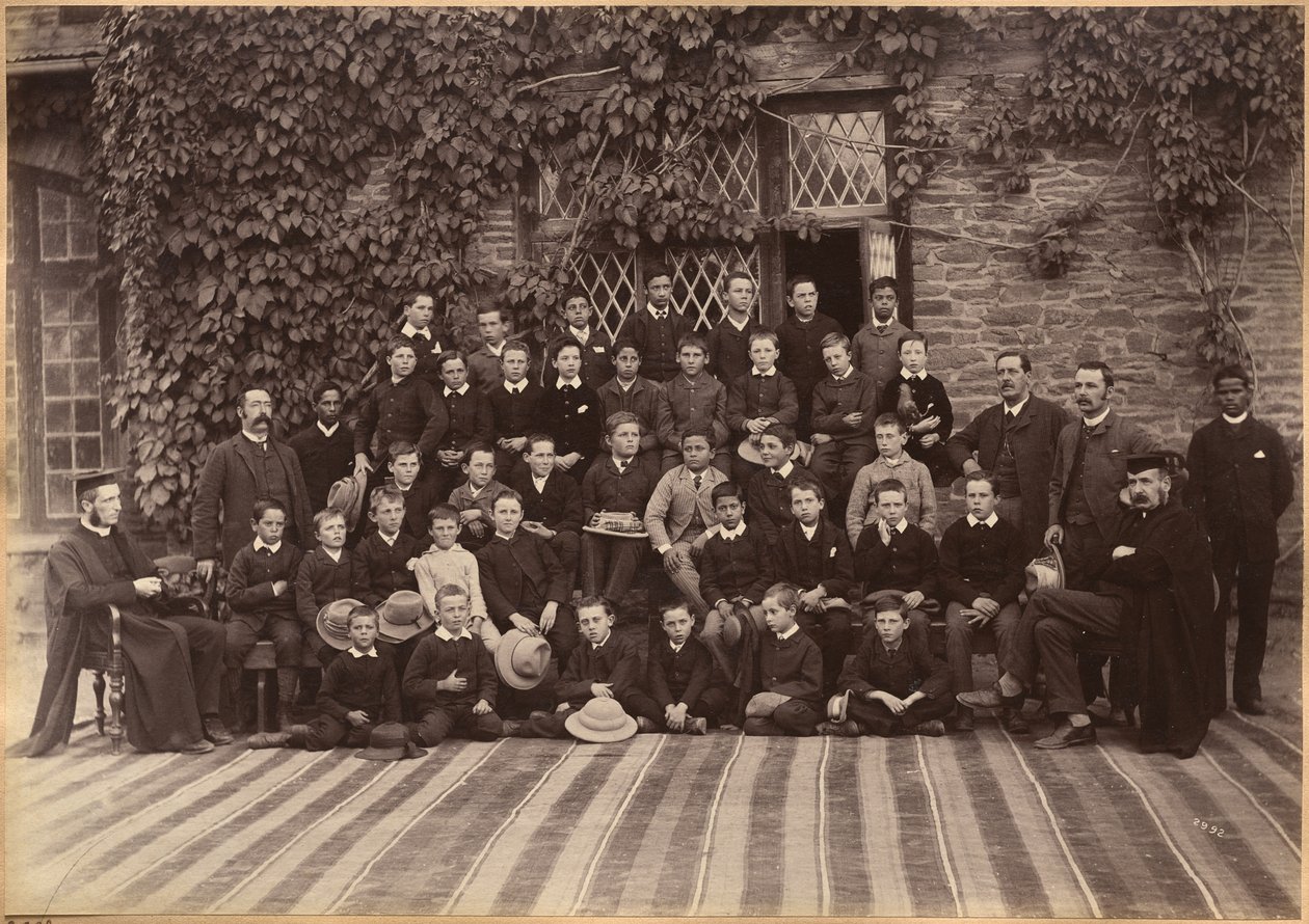 Alkeisluokka, Bishop Cotton School, Shimla (etupuoli) tekijältä Raja Deen Dayal