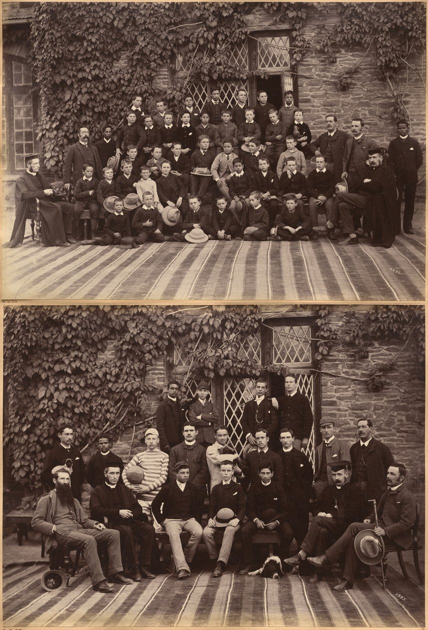 Bishop Cotton Schoolin alkeisluokka, Shimla (etupuoli); Bishop Cotton Schoolin ylempien luokkien oppilaita ja opettajia, Shimla (kääntöpuoli) tekijältä Raja Deen Dayal