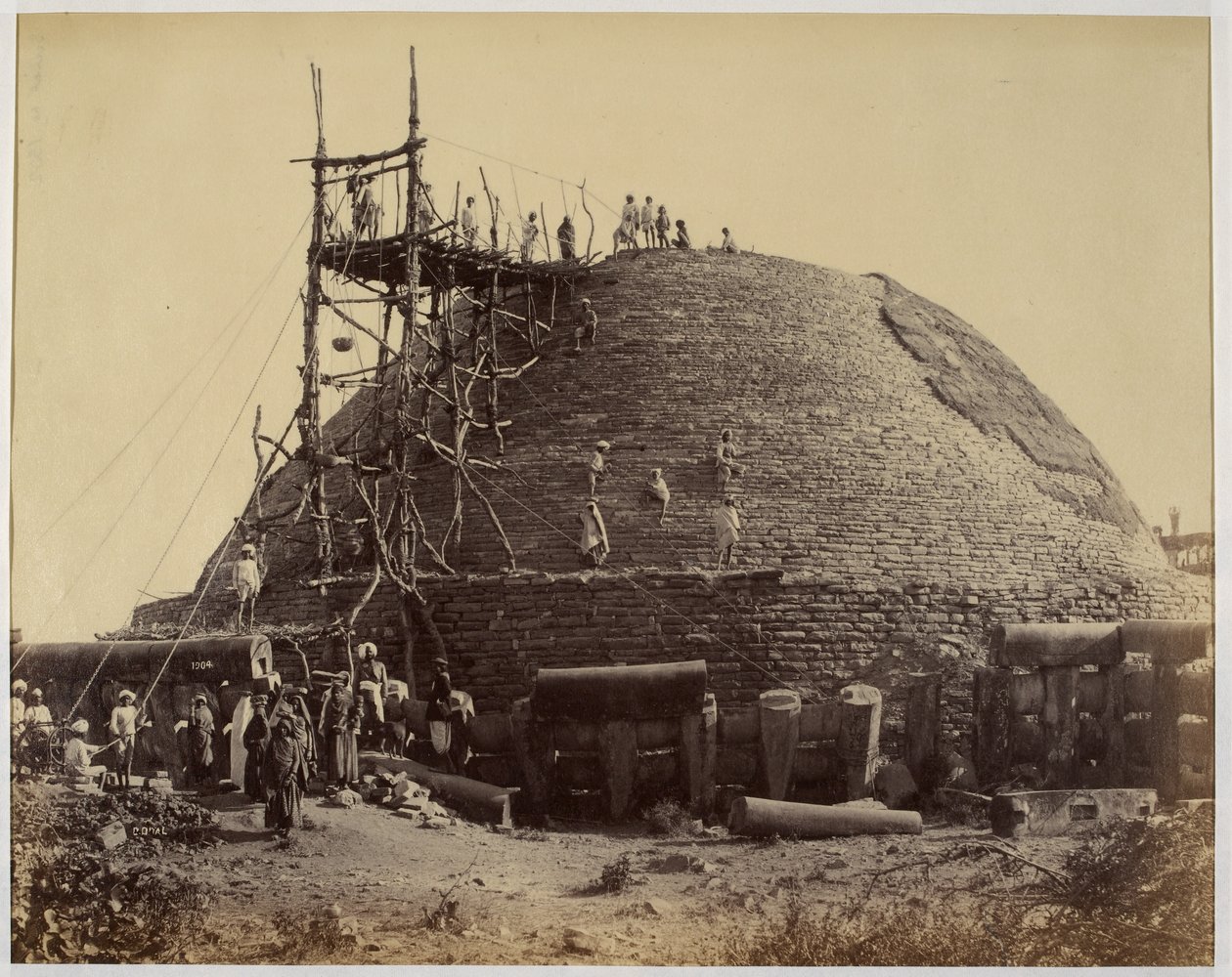 Sanchi stupa lounaasta korjauksen aikana tekijältä Raja Deen Dayal