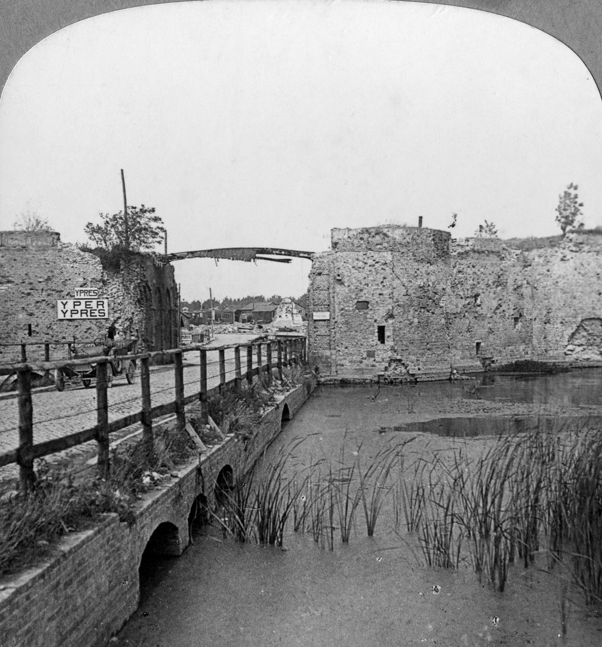 1300-luvun vallit ja Lillen portti, Ypres, Belgia, Ensimmäinen maailmansota, 1914-1918. tekijältä Realistic Travels Publishers