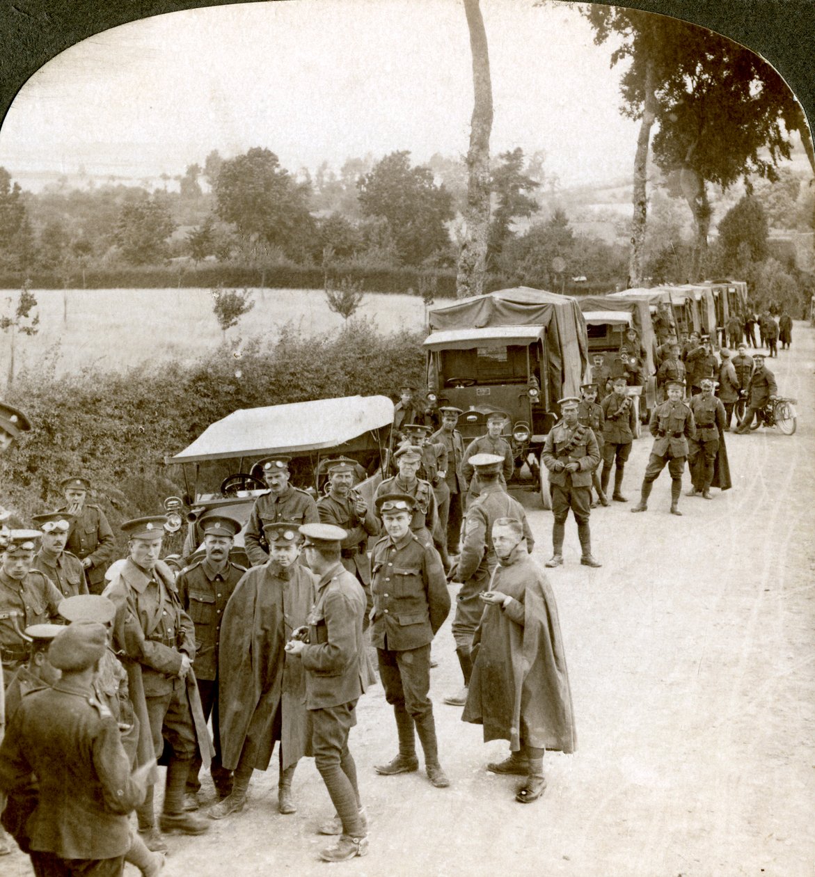 Ammussaattue pysäköitynä Flanderin kaistalle odottamassa käskyjä, ensimmäinen maailmansota, 1914-1918. tekijältä Realistic Travels Publishers