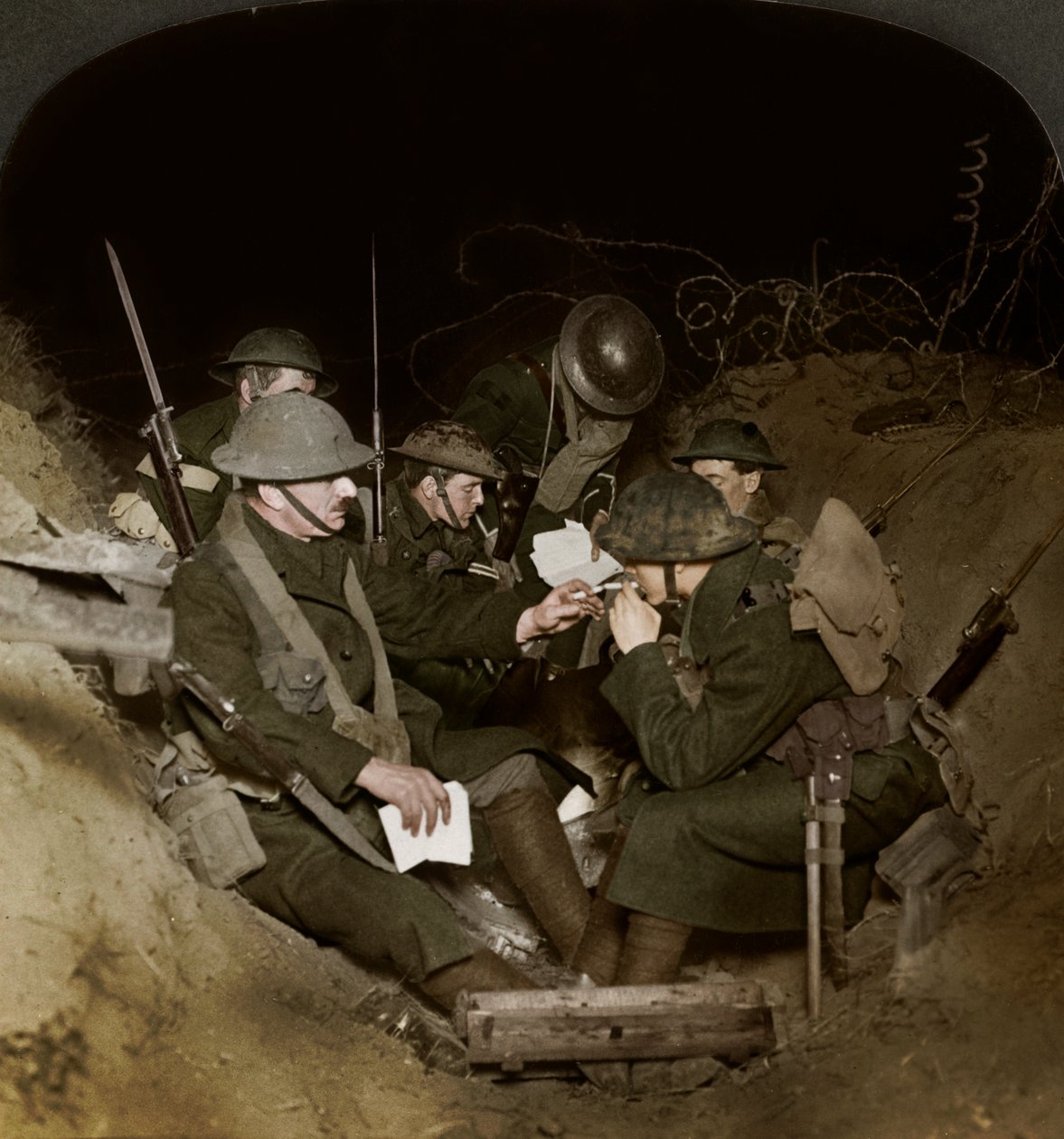 Ilta reservihaudoissa Beaumont Hamelissa, Ranskassa, ensimmäinen maailmansota, 1914-1918. tekijältä Realistic Travels Publishers