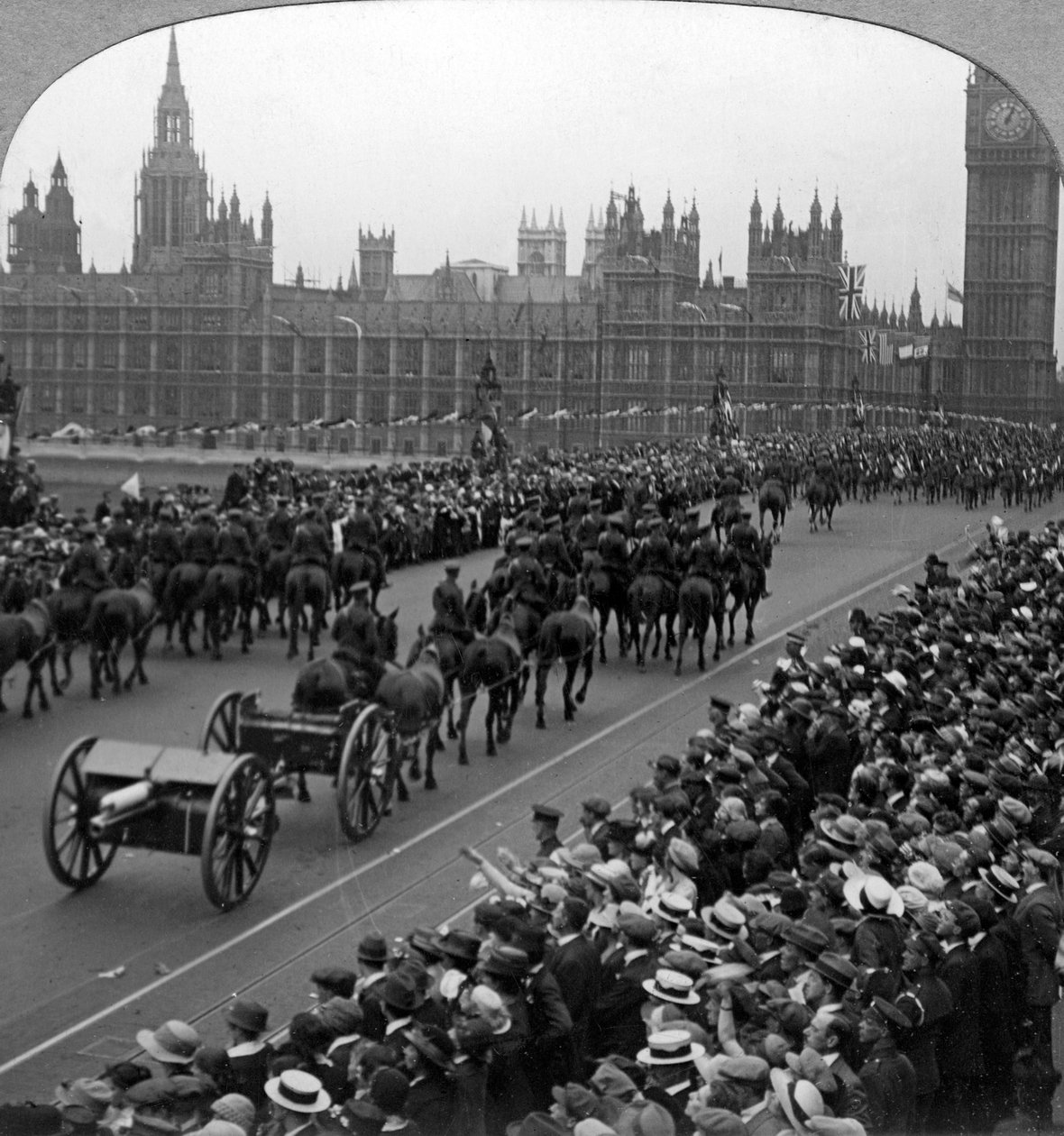 Tykistö Imperiumin joukkojen suuressa marssissa, Westminster Bridge, Lontoo, 1919. tekijältä Realistic Travels Publishers