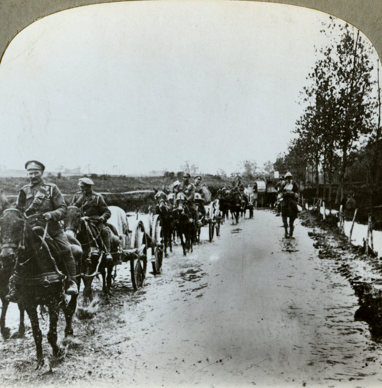 Tykistö matkalla mudan läpi Gommecourtiin, Ranskaan, ensimmäinen maailmansota, c1914-c1918 tekijältä Realistic Travels Publishers