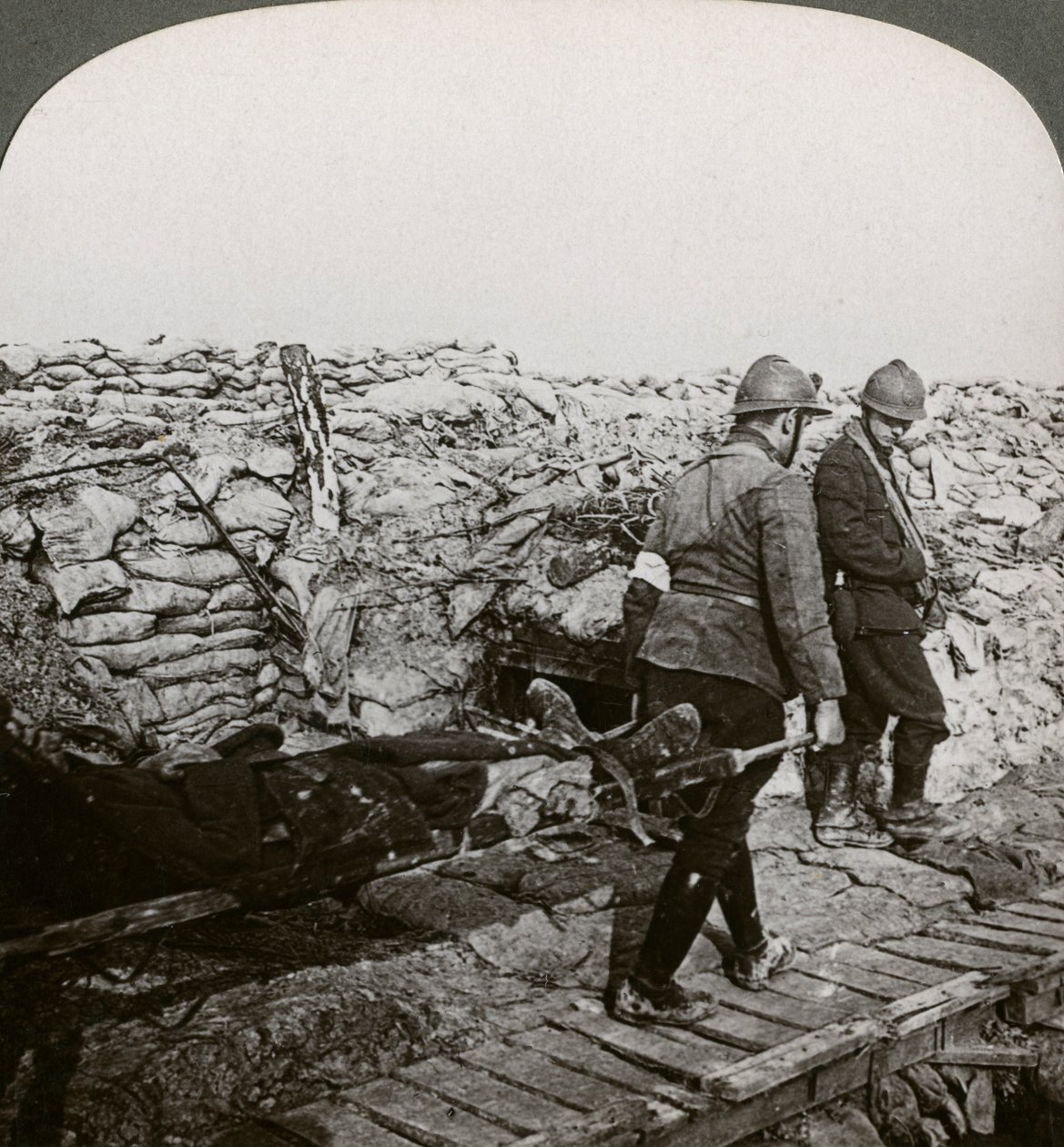 Belgialaiset paarit kantoivat haavoittuneita kaivannossa, Dixmude, Belgia, ensimmäinen maailmansota, 1914-1918. tekijältä Realistic Travels Publishers