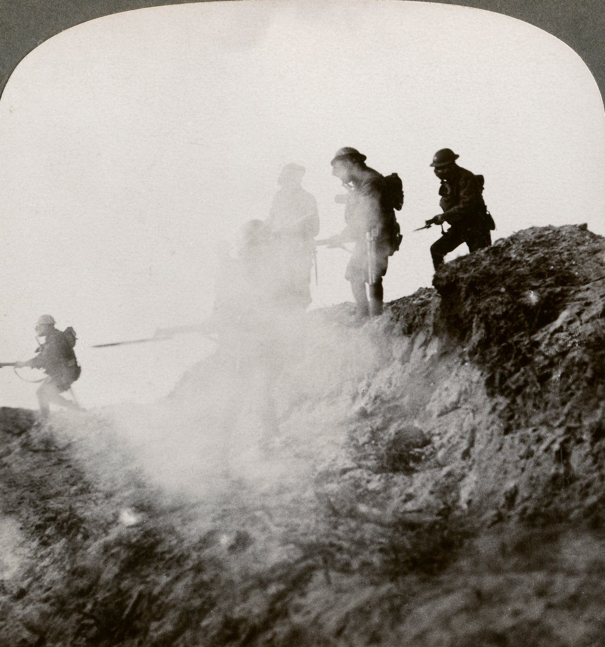 Brittiläiset sotilaat etenevät kaasun ja savun suojassa, Ranska, ensimmäinen maailmansota, 1916 tekijältä Realistic Travels Publishers
