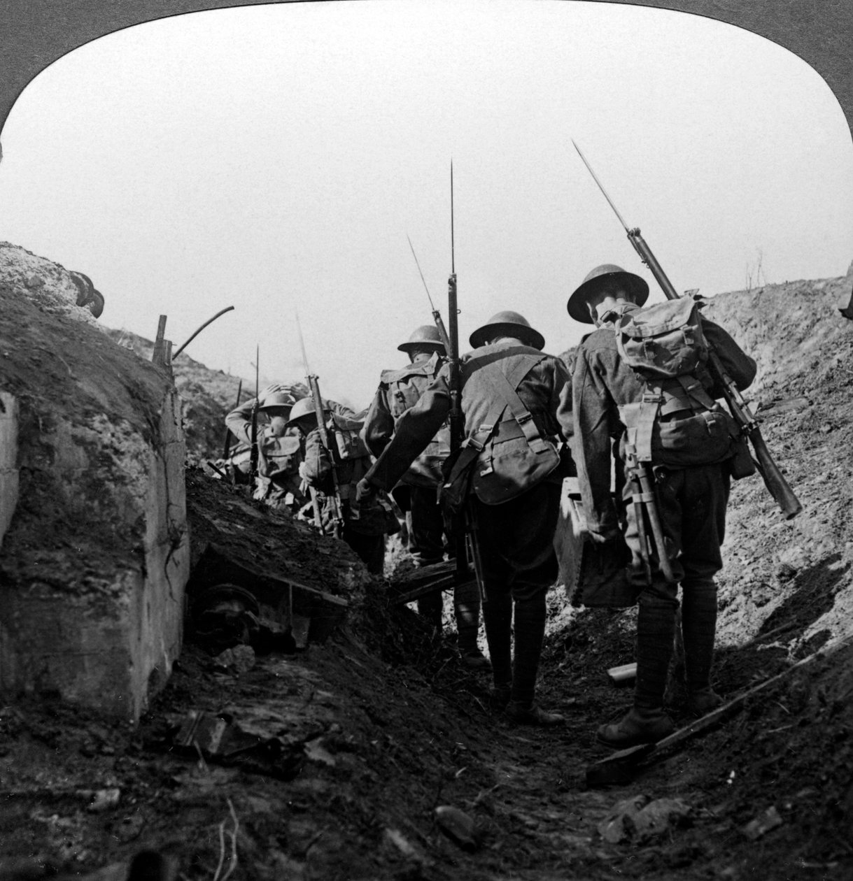 Brittijoukot vangitussa kaivannossa, Hindenburgin linja, Ranska, ensimmäinen maailmansota, 1917-1918. tekijältä Realistic Travels Publishers