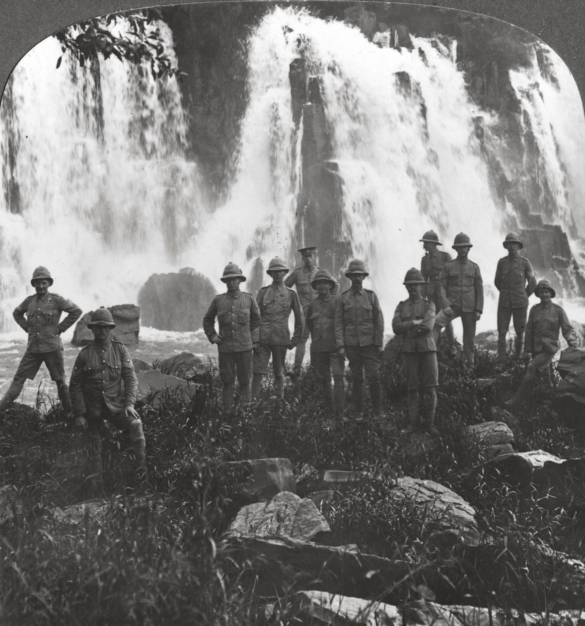 Brittijoukot virkistämässä itseään vesiputouksella, Afrikka, ensimmäinen maailmansota, c1914-c1918 tekijältä Realistic Travels Publishers