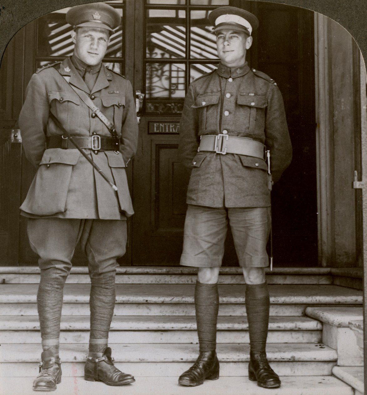Kapteeni MacDougall, DSO ja kadetti Mullin, kaksi kanadalaista VC:tä, ensimmäinen maailmansota, 1914-1918 tekijältä Realistic Travels Publishers