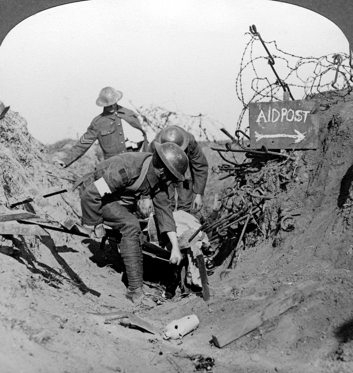 Haavoittuneen sotilaan kantaminen ensiapupisteeseen, Passchendaele, Belgia, Ensimmäinen maailmansota, 1914-1918. tekijältä Realistic Travels Publishers
