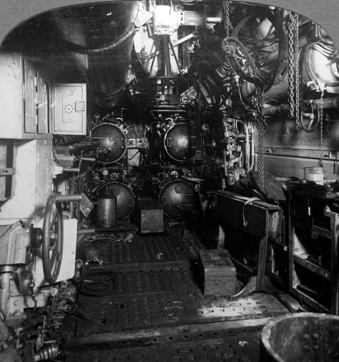 Neljä torpedoputkea saksalaisen U-veneen etuosastossa, ensimmäinen maailmansota, 1918. tekijältä Realistic Travels Publishers