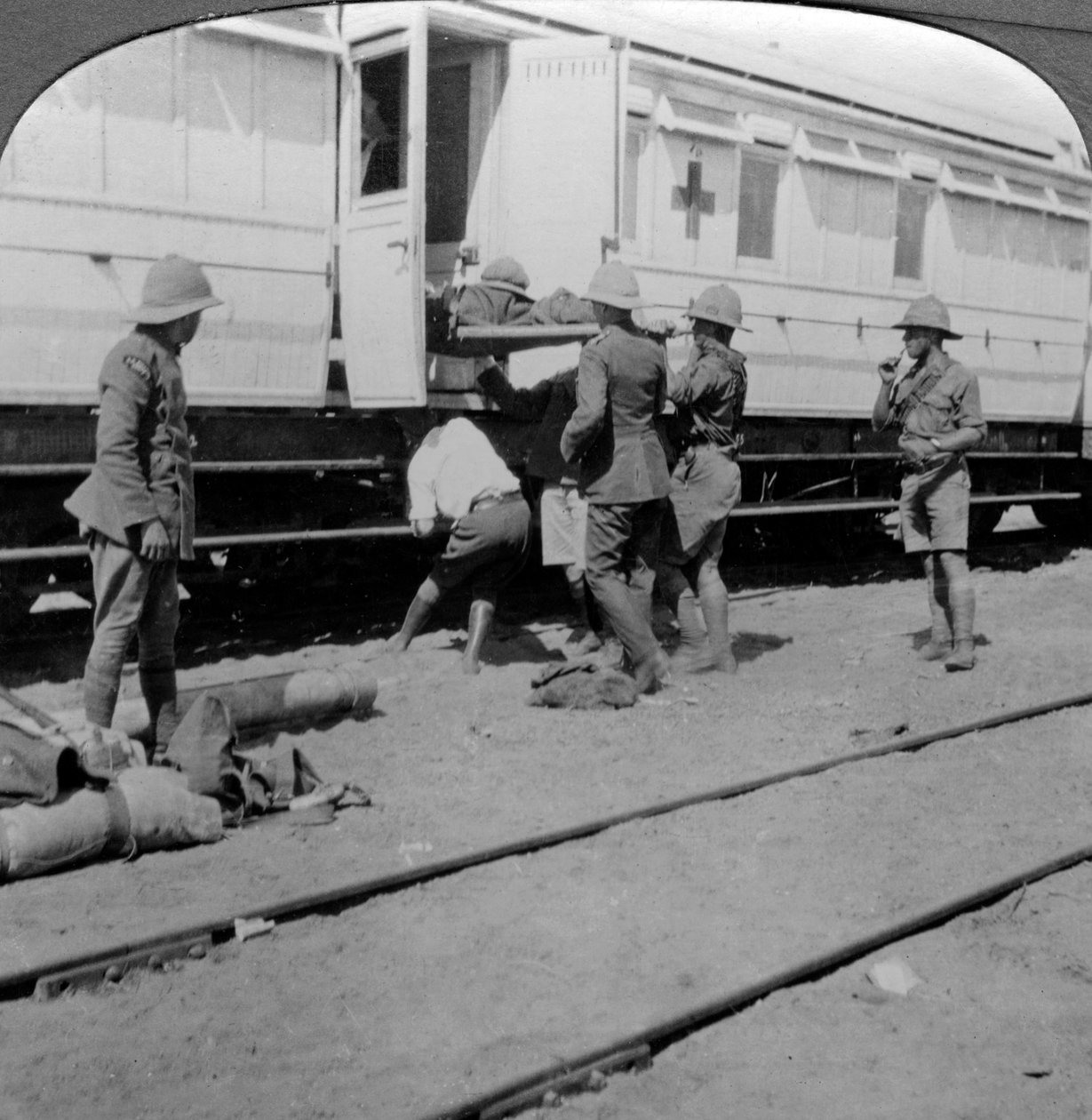 Haavoittuneiden sotilaiden nostaminen sairaalajunaan, Itä-Afrikka, ensimmäinen maailmansota, 1914-1918. tekijältä Realistic Travels Publishers