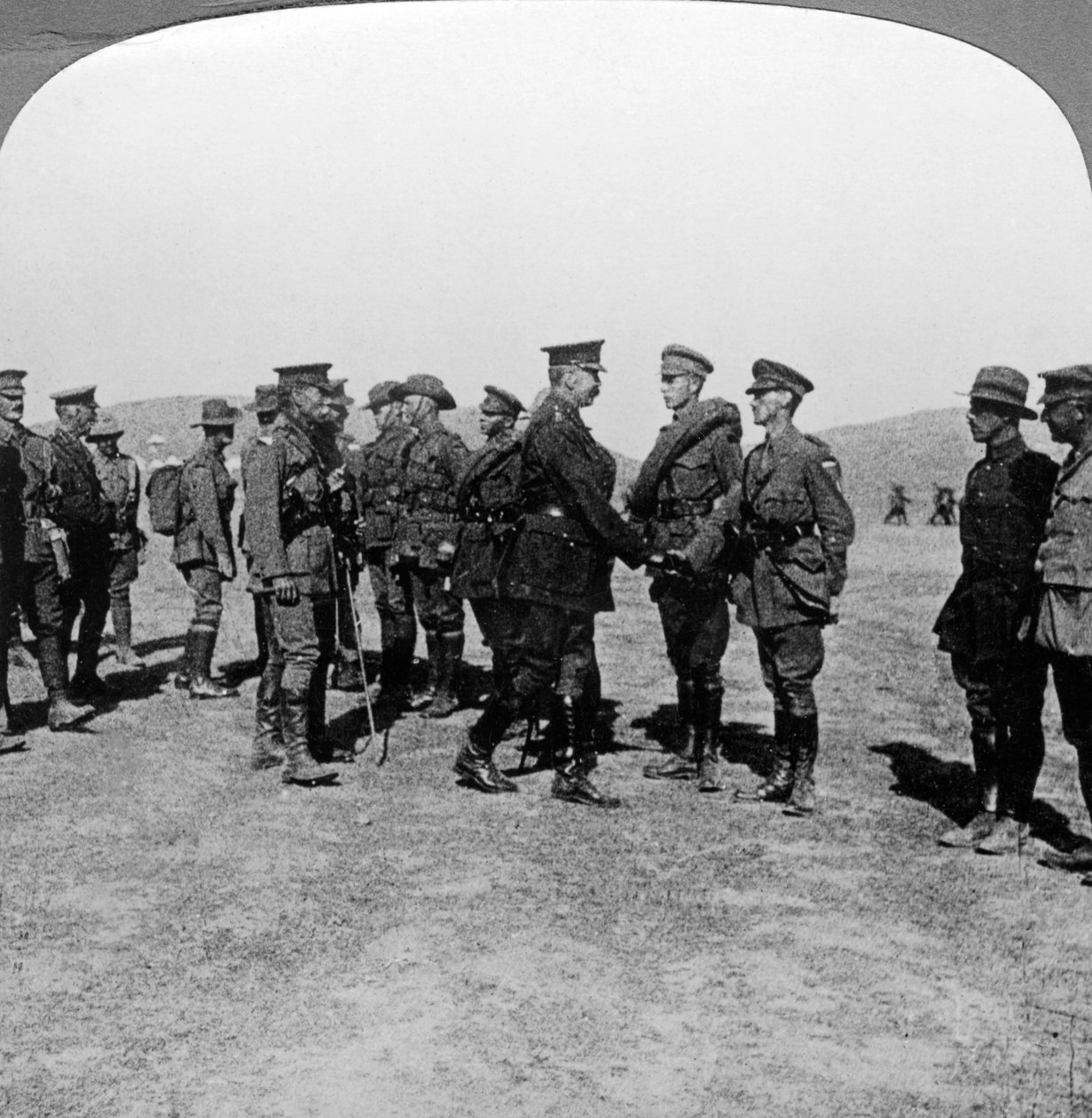 Lord Kitchener ylistää joukkoja heidän hyökkäyksistään Dardanelleilla, ensimmäinen maailmansota, 1915-1916. tekijältä Realistic Travels Publishers