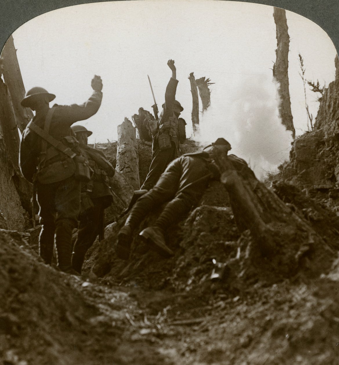 Pohjoismaan joukot pommittivat saksalaista konekivääriasemaa, Polygon Wood, 1900-luku tekijältä Realistic Travels Publishers