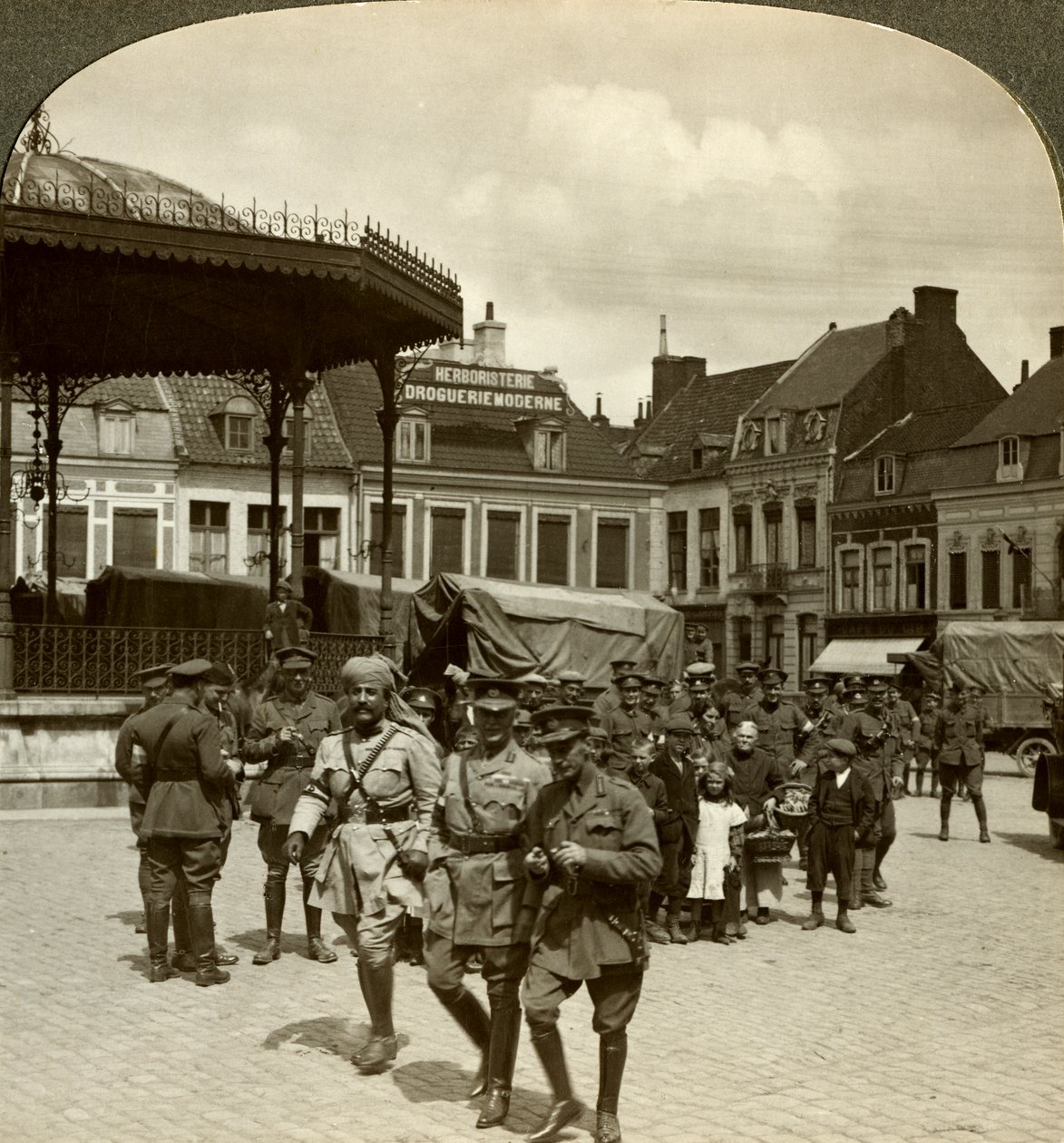 Sir James Willcocks kenraali Nantenin kanssa, Market Square, Merville, Ranska, Ensimmäinen maailmansota, 1914-1915. tekijältä Realistic Travels Publishers