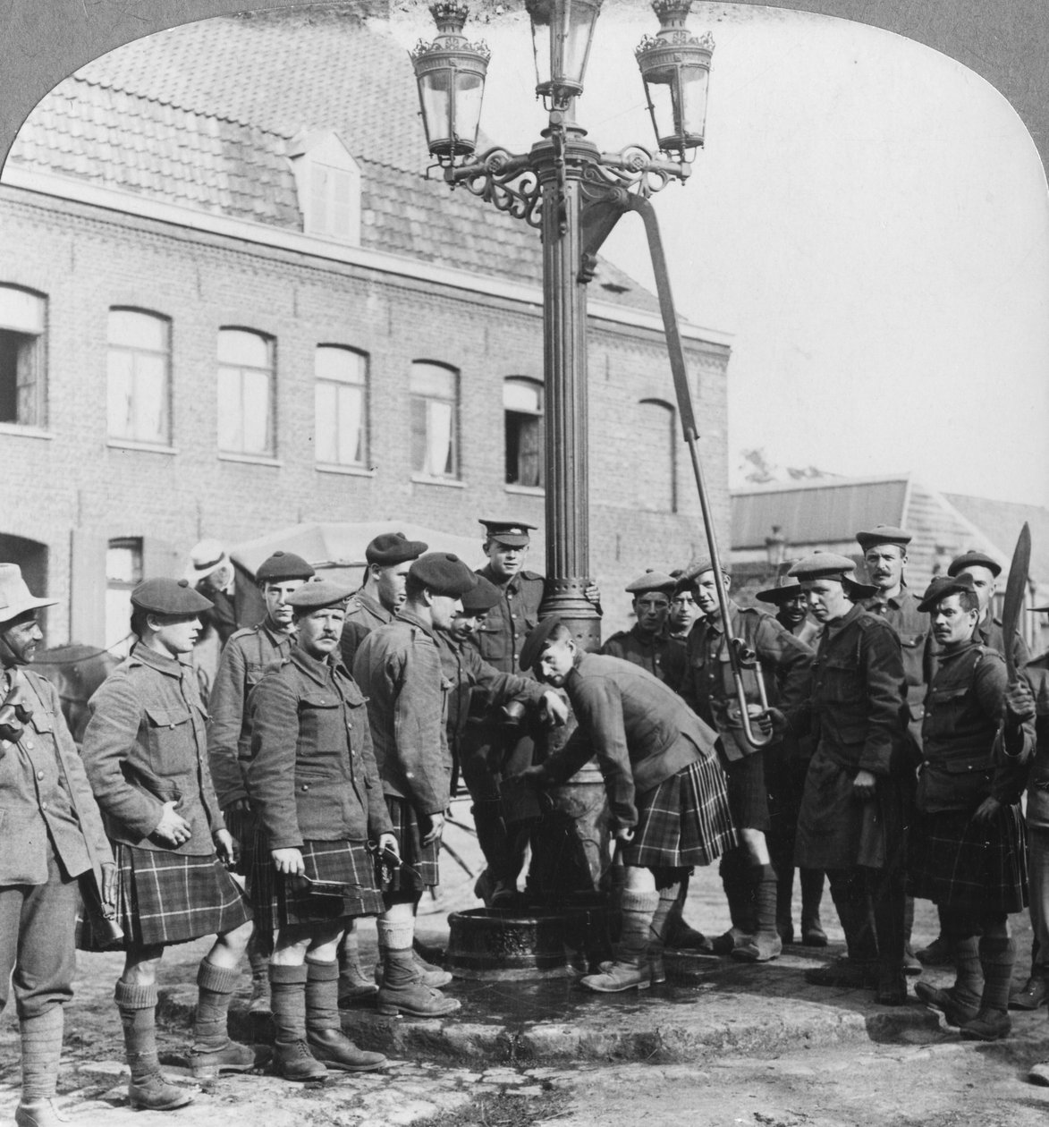 Sotilaat täyttämässä vesipullojaan kaupungin pumpulla La Gorguessa, Ranskassa, ensimmäinen maailmansota, c1914-c1918 tekijältä Realistic Travels Publishers