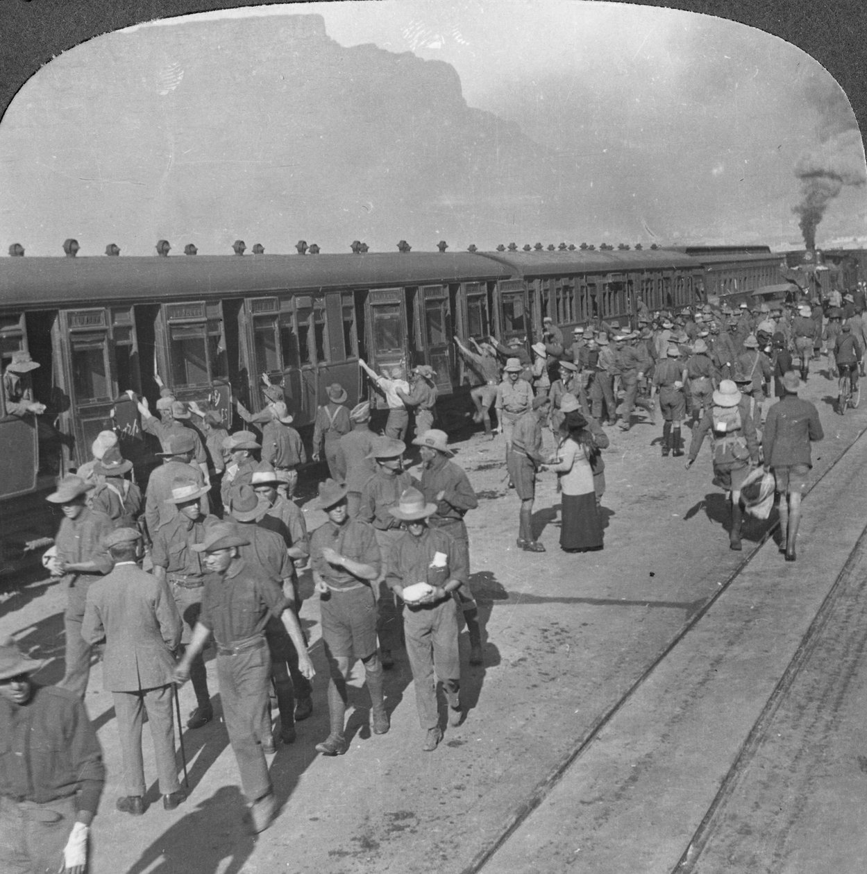 Wiltshire Riflesin sotilaat junassa, Kapkaupunki, Etelä-Afrikka, ensimmäinen maailmansota, c1915 tekijältä Realistic Travels Publishers
