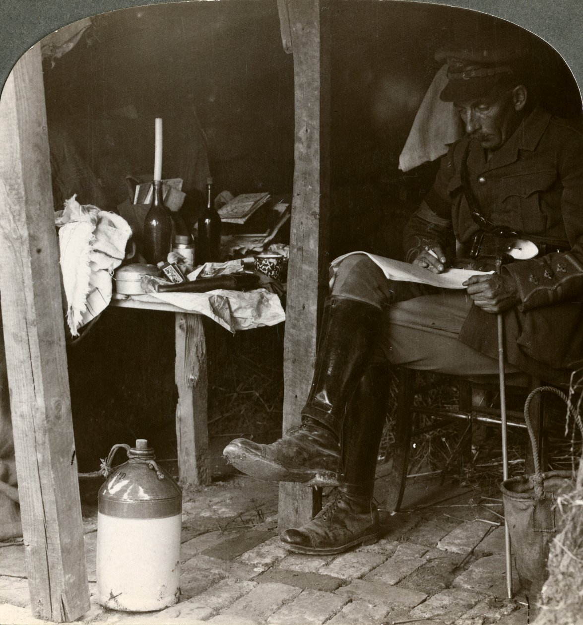 Esikunnan upseeri korsussa tutkimassa yksityiskohtia ennen hyökkäystä, ensimmäinen maailmansota, 1914-1918 tekijältä Realistic Travels Publishers