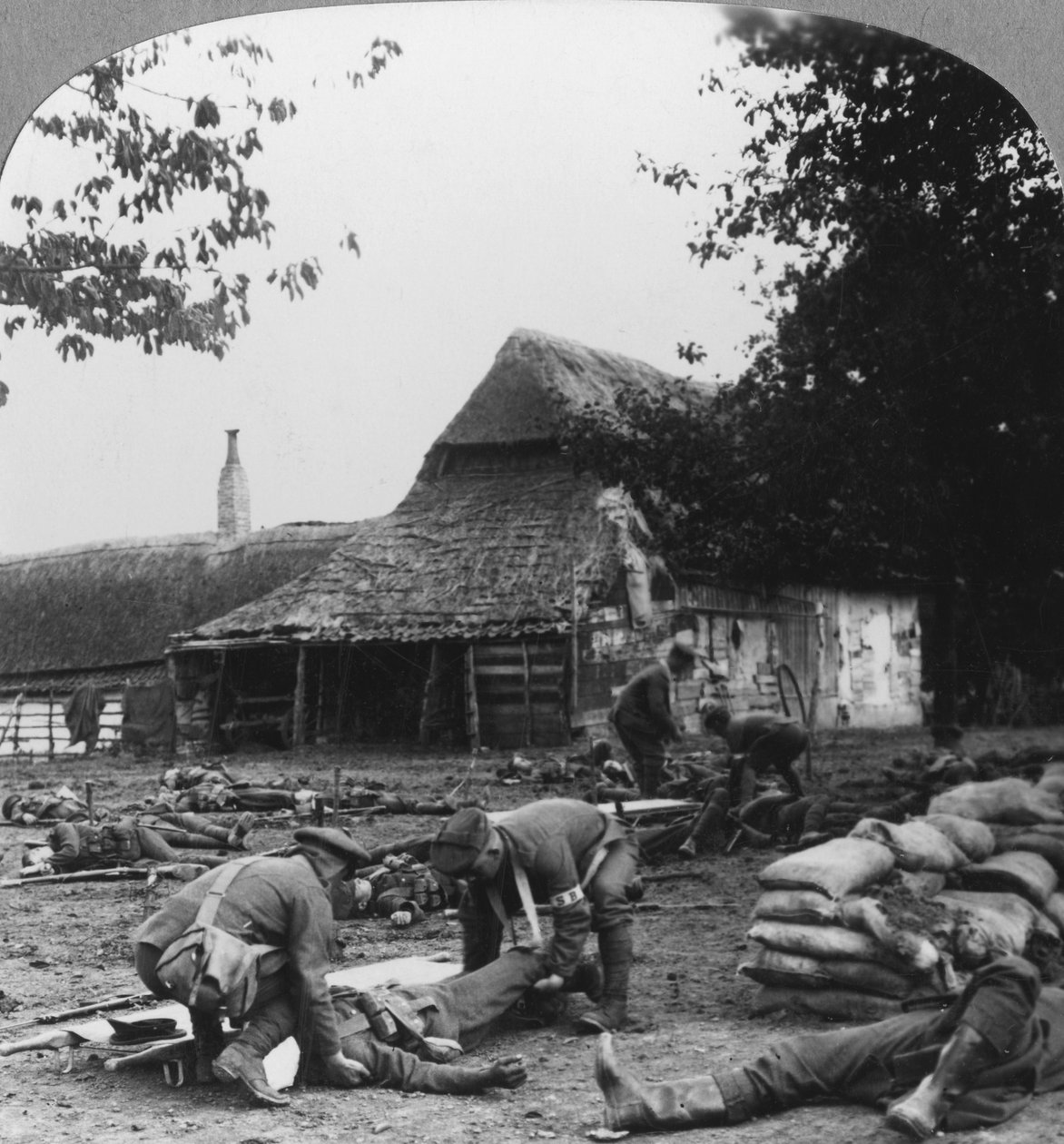 Paarien kantajat hoitavat haavoittuneita improvisoidussa ensiapupisteessä, ensimmäinen maailmansota, c1914-c1918. tekijältä Realistic Travels Publishers