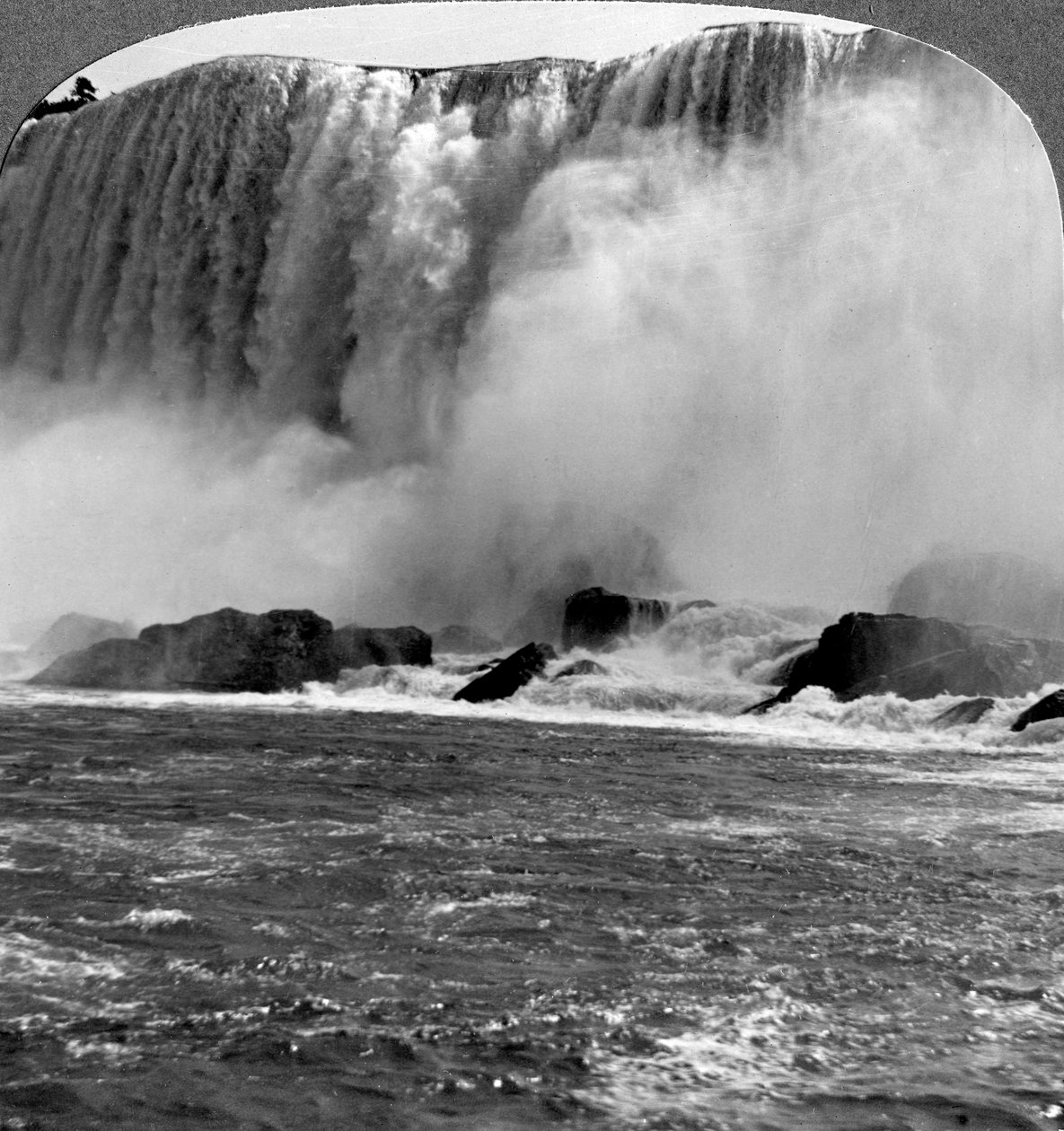 Thunder of Waters, American Falls, Niagara Falls, New York, Yhdysvallat. tekijältä Realistic Travels Publishers