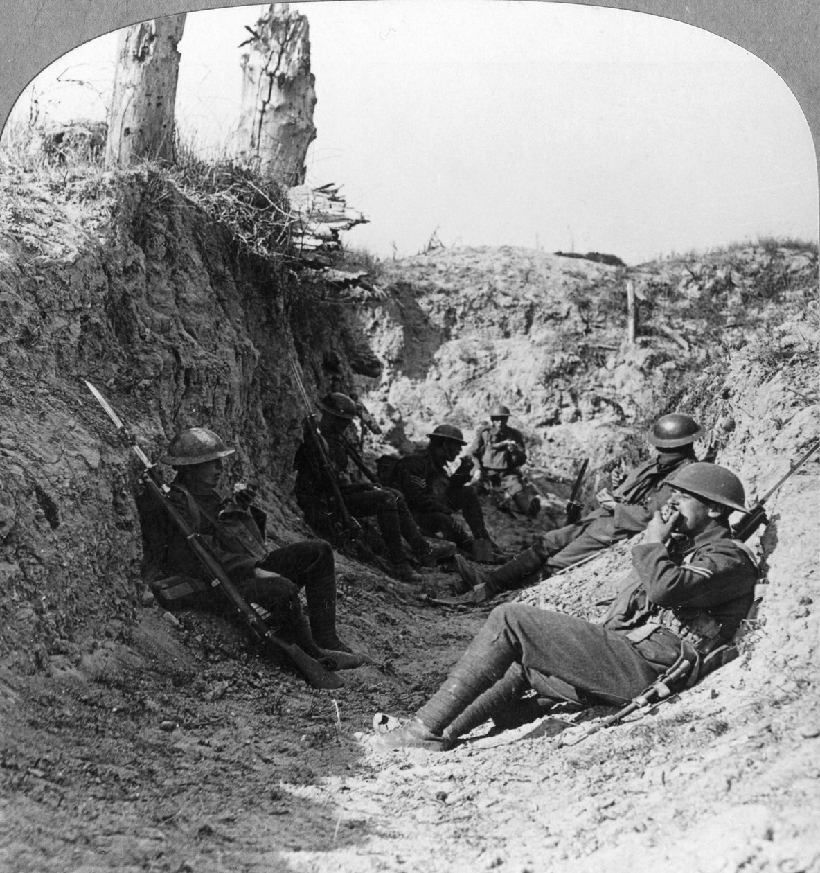 Joukkoja odottamassa haudassa lähellä Arrasia Ranskassa, ensimmäinen maailmansota, c1914-c1918. tekijältä Realistic Travels Publishers