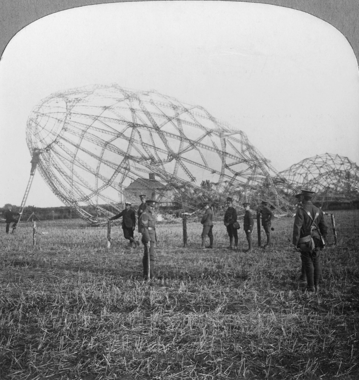Zeppelin ammuttiin alas Colchesterin lähellä Essexissä, ensimmäinen maailmansota, 1916 tekijältä Realistic Travels Publishers