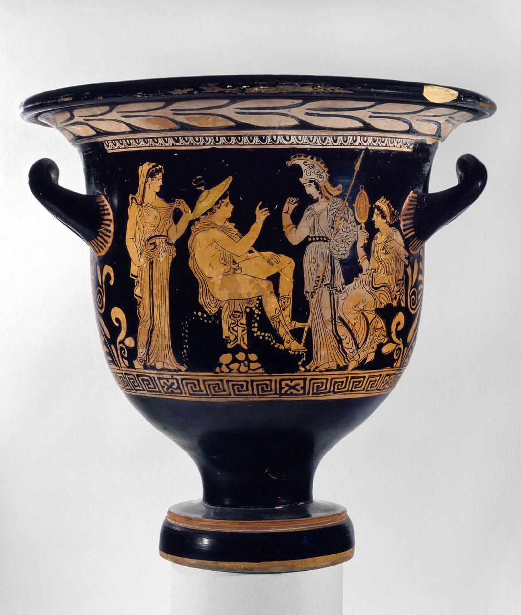 Apulian punahahmoinen kellokraatteri, jota koristaa kohtaus Pariisin tuomiosta, n. 375-350 eKr. (keraaminen) tekijältä Rehearsal Painter