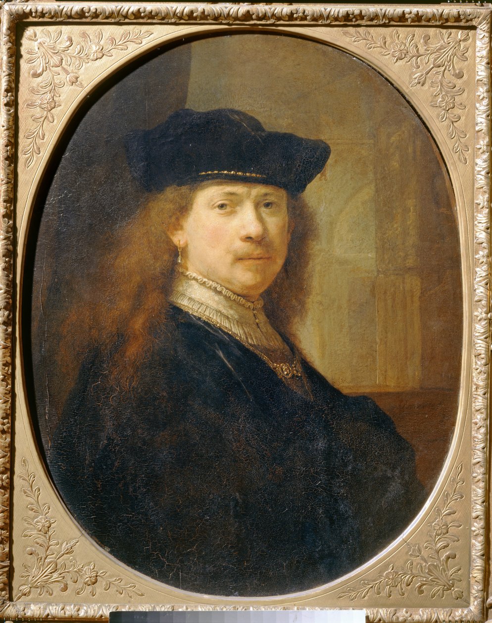Rembrandt yllään kokin hattu arkkitehtonista taustaa vasten ... tekijältä Rembrandt Harmensz. van Rijn