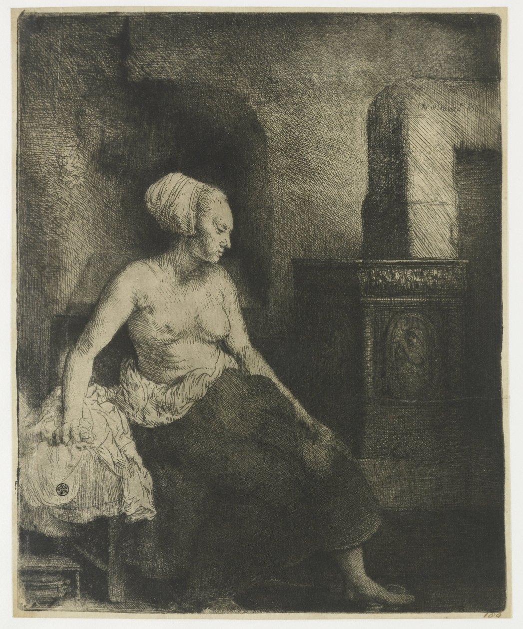 Nainen istuu puolipukeutuneena lieden vieressä tekijältä Rembrandt van Rijn