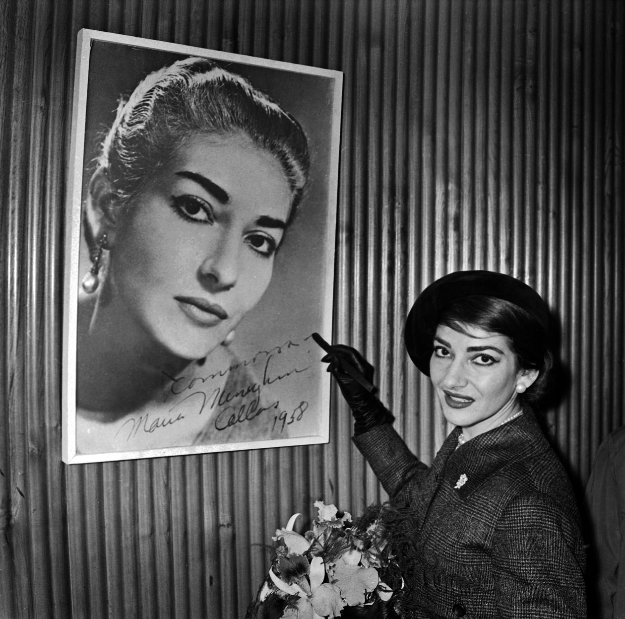Sopraano Maria Callas signeeraa yhden julisteensa Pariisin Orly-lentokentällä ennen Chicagoon lähtöä 16. tammikuuta tekijältä René Saint Paul