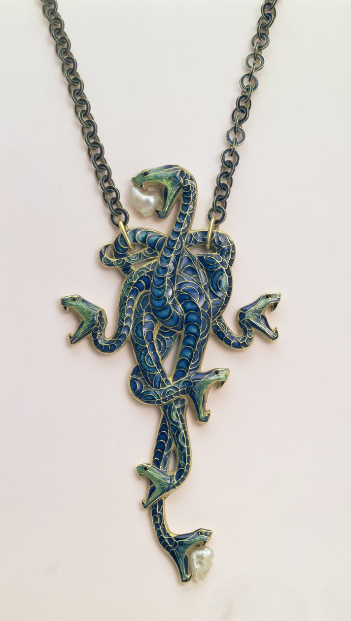 Kierretty käärmeriipus ketjulla, kirjoittanut Rene Jules Lalique (1860-1945), Pariisi, 1898-99 (kulta, helmiä ja champleve emali) tekijältä Rene Jules Lalique