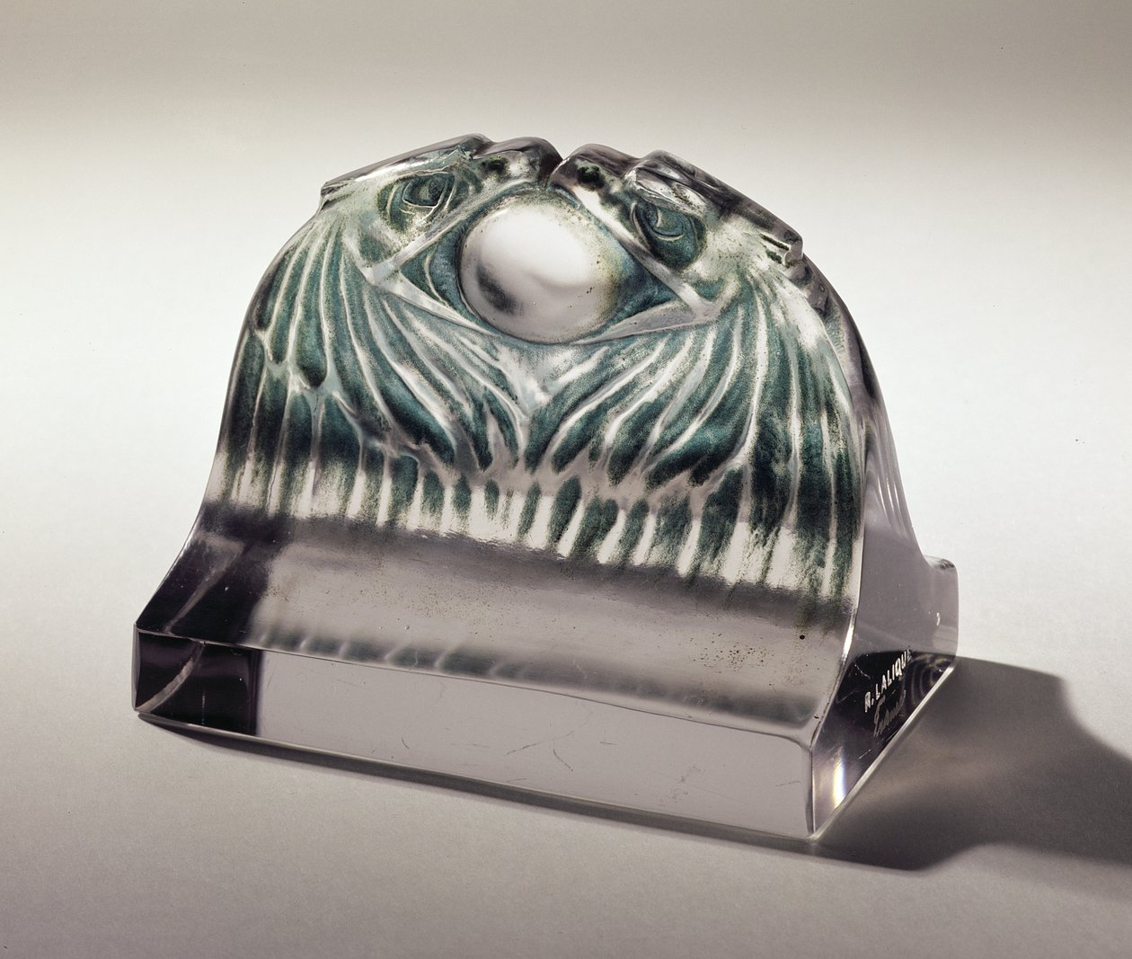 Laliquen kaksi kotkaa, n. 1902 tekijältä Rene Jules Lalique