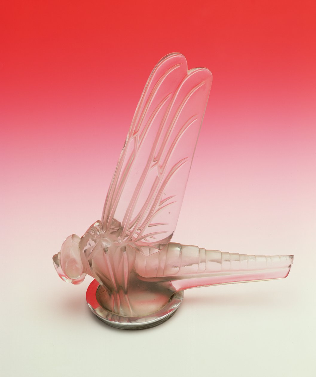 Lalique auton maskotti sudenkorento, jolla on avoimet siivet. tekijältä Rene Jules Lalique