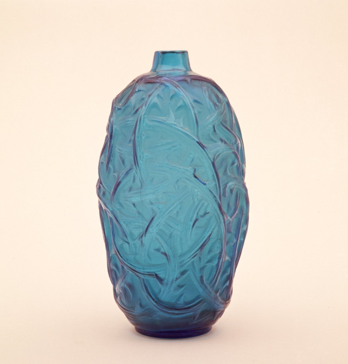Maitomainen läpinäkymätön maljakko, jossa on jälkiä käsin sävytyksestä, n. 1902 (lasi) tekijältä Rene Jules Lalique
