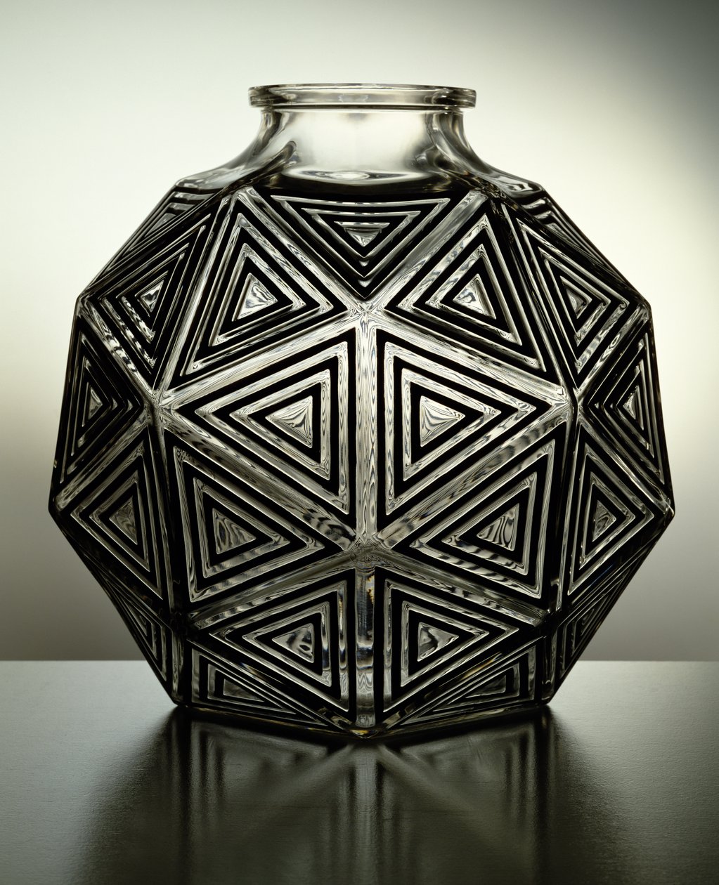 Nanking Maljakko, 1925 (kirkas ja musta emali lasilla) tekijältä Rene Jules Lalique