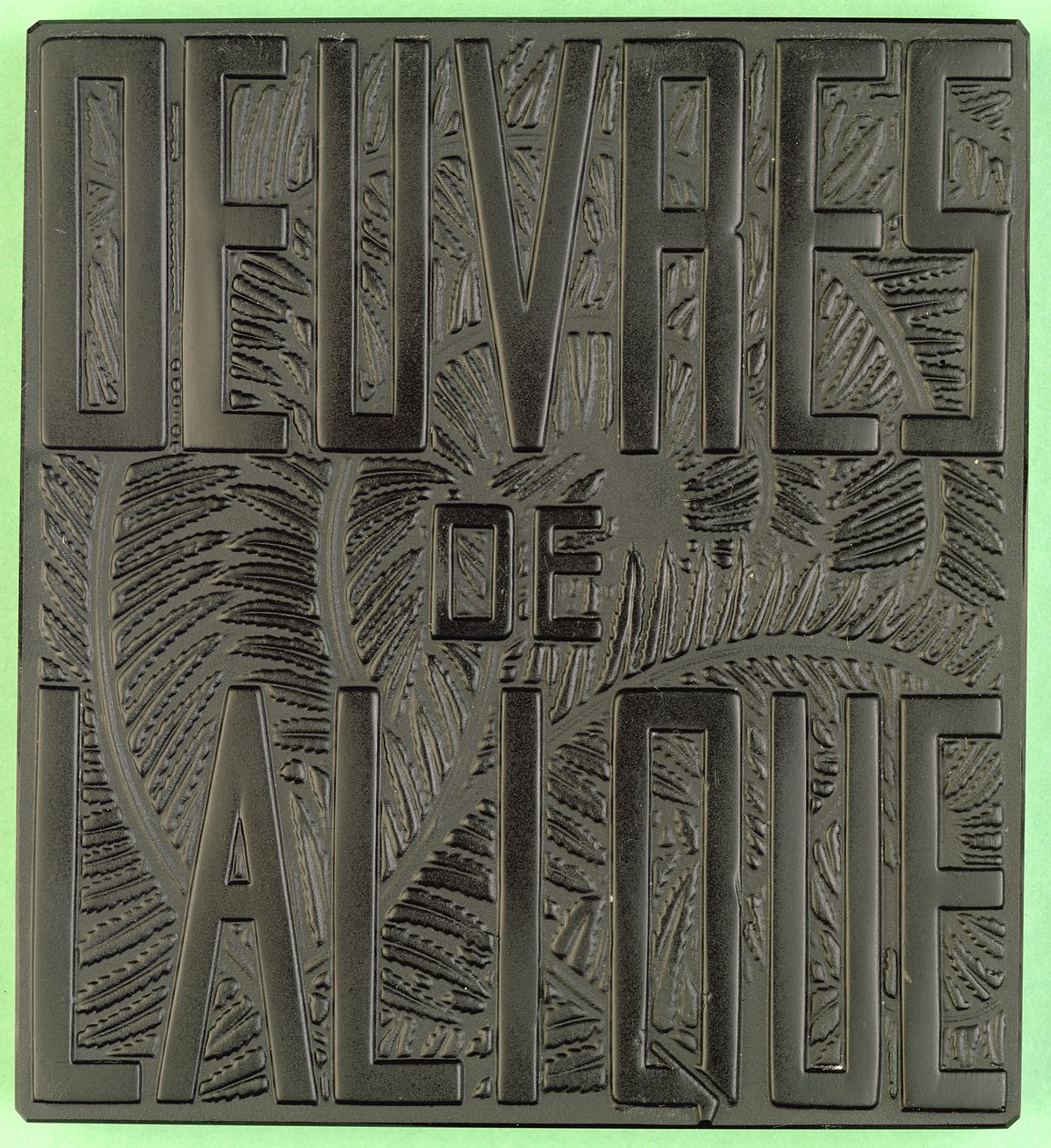 "Oeuvres de Lalique", laatta muotoillulla kirjoituksella (musta lasi) tekijältä Rene Jules Lalique