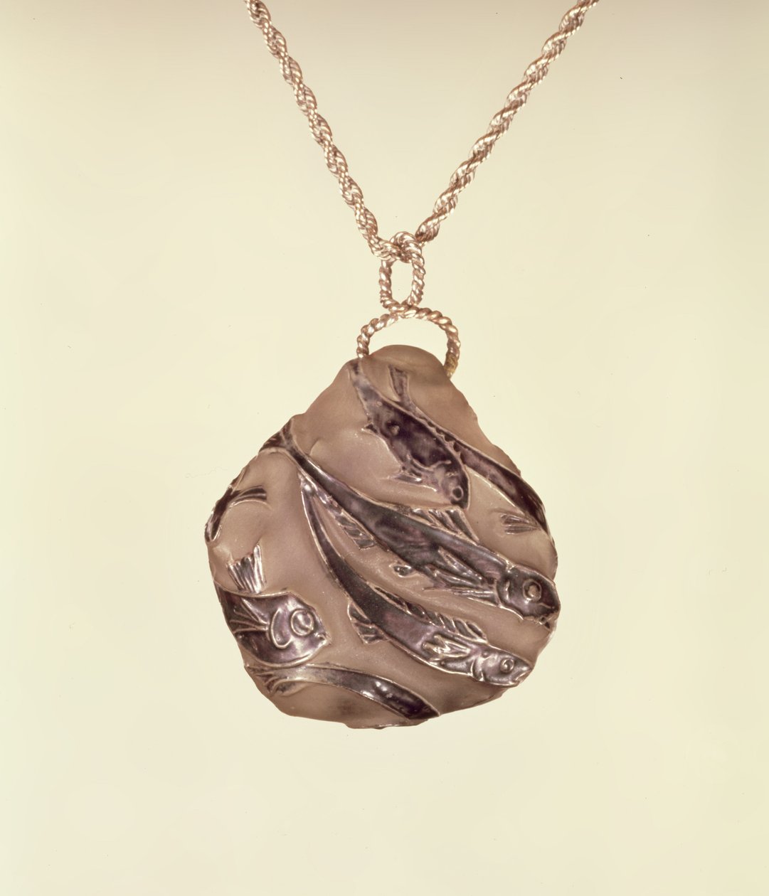 Riipus himmeällä lasipinnalla, Lalique, n.1902 tekijältä Rene Jules Lalique