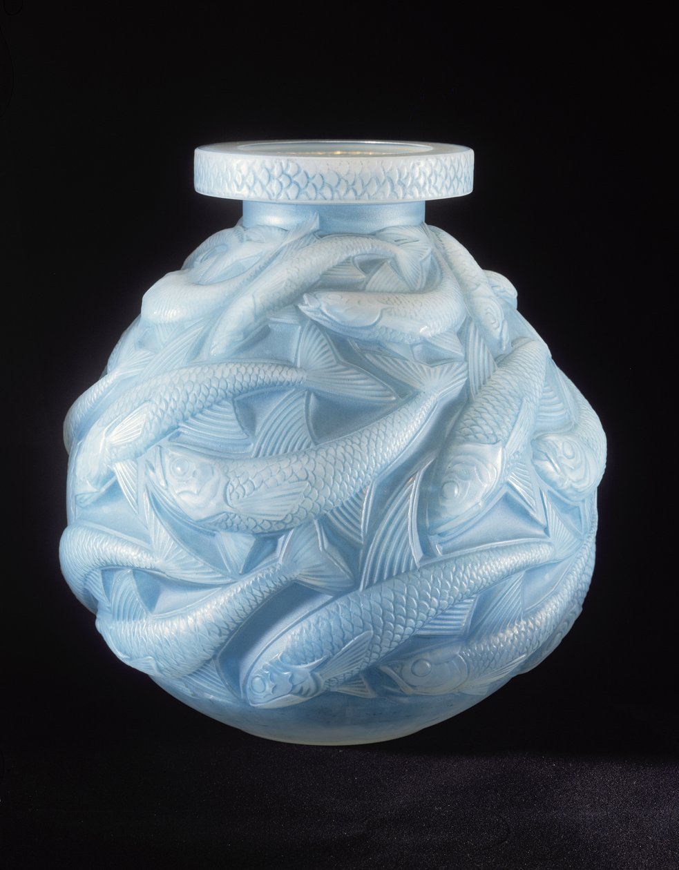 Lohimaljakko, 1928 (sininen opaalilasi) tekijältä Rene Jules Lalique