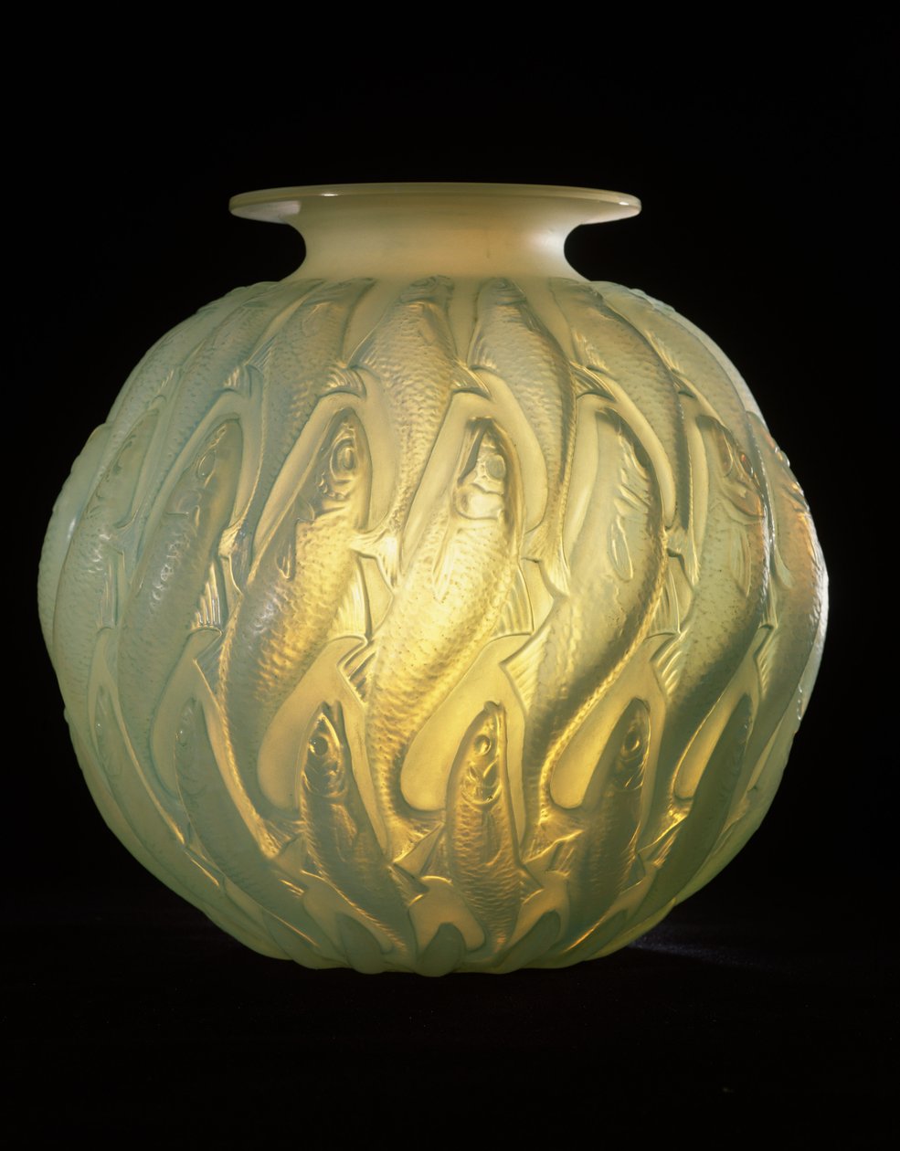 Lohimaljakko, 1928 (valkoinen opaalilasi) tekijältä Rene Jules Lalique