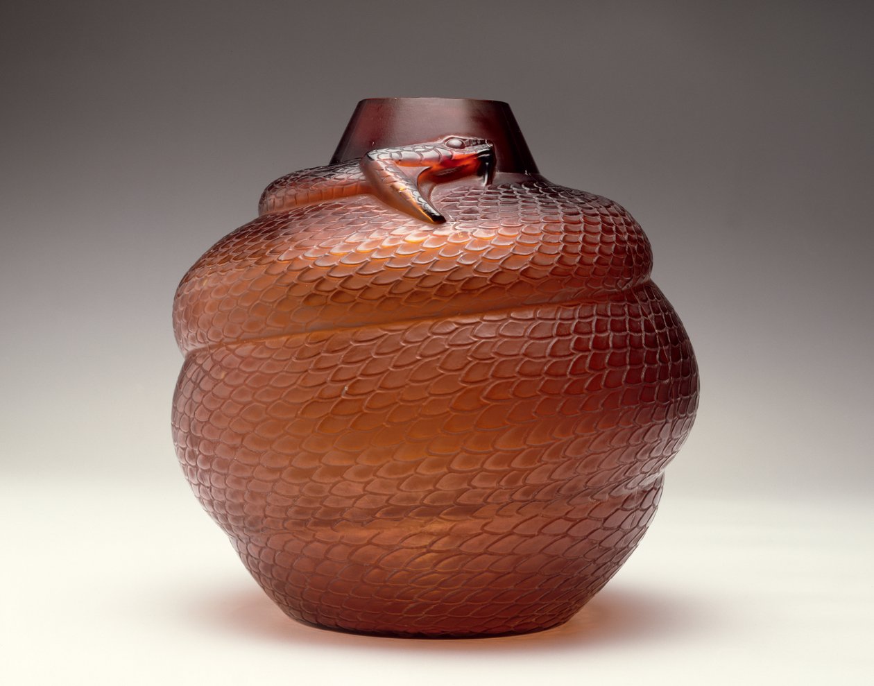 Käärme, ruskea lasimaljakko R. Lalique, 1924 tekijältä Rene Jules Lalique
